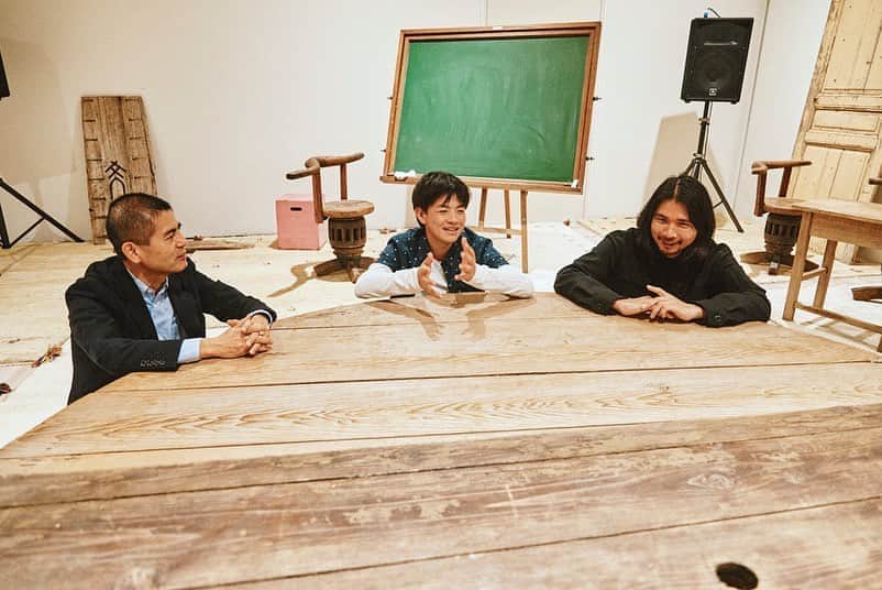 WWDジャパンさんのインスタグラム写真 - (WWDジャパンInstagram)「インタビュー：14歳の中学生が直撃　豪華布陣のアートスクール「東京芸術中学って将来何の役に立ちますか？」﻿ ﻿ 編集者の菅付雅信は、「リトゥンアフターワーズ」デザイナーの山縣良和がディレクターを務める渋谷パルコの9階の教育スペース「GAKU」で、中学生に向けたアートスクール「東京芸術中学」を9月から開校する。ゲスト講師にはアーティストの会田誠、ダンサーの菅原小春、スタイリストの北村道子、音楽家の渋谷慶一郎、建築家の田根剛、「アンリアレイジ」デザイナーの森永邦彦などの豪華な顔ぶれが並び、授業料は30万円。﻿ ﻿ 対象は中学生ではあるものの、その分野のトップクリエイターたちを招聘した野心的なアートスクールだ。この「東京芸術中学」の1番目に申し込んだ中学生、瀧澤照英くん（インタビュー当時は13歳）が、菅付雅信＆山縣良和に直撃した。「東京芸術中学って、なんの役に立つの？」。﻿ ﻿ 瀧澤照英くんによるインタビュー全文は  @wwd_jp のプロフィールのリンクから﻿ ﻿ PHOTO：HIRONORI SAKUNAGA﻿ ﻿ #菅付雅信 #リトゥンアフターワーズ #山縣良和 #東京芸術中学 #GAKU」9月22日 21時23分 - wwd_jp