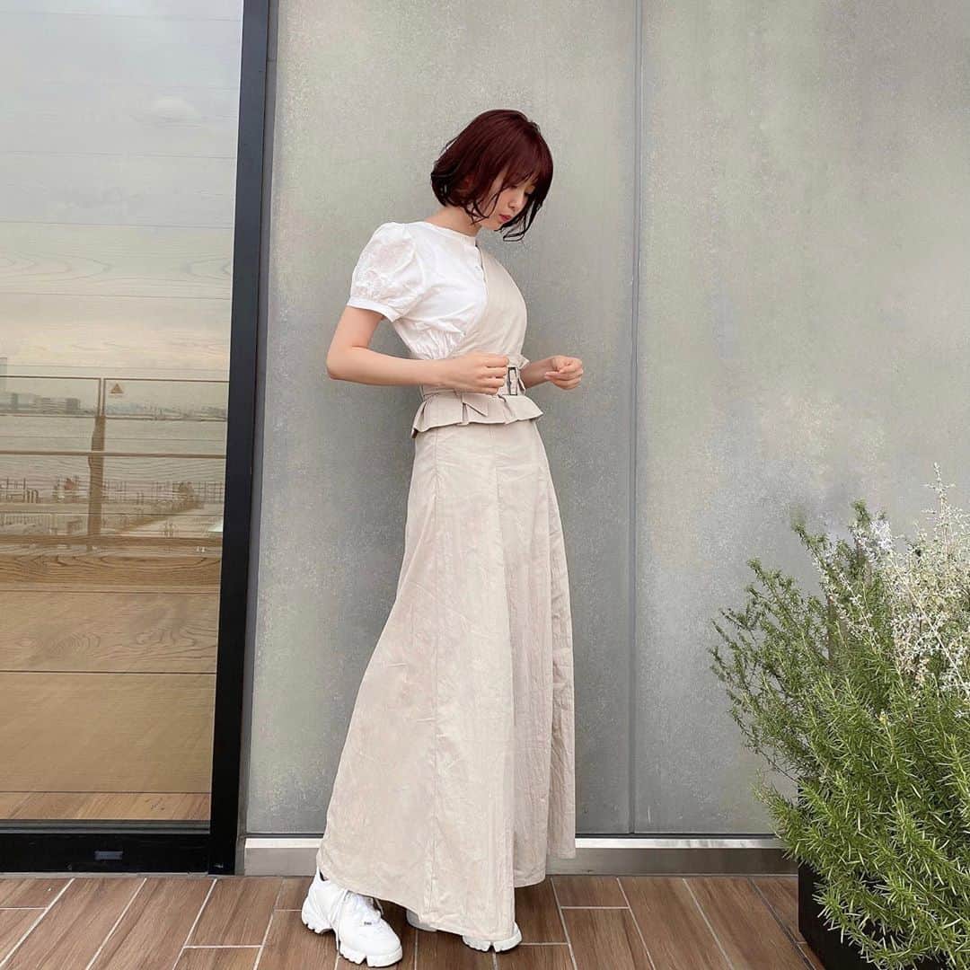 こよちゃんさんのインスタグラム写真 - (こよちゃんInstagram)「横浜おでかけコーデ👗 ・ ・ ・ たくさん歩く日はスニーカー おすすめのスニーカーあれば教えてください💗 ・ この日のワンピース可愛いでしょ！ DMでも全身見たいとか、 どこの？とかいただいたけど💌 @urbament_official さんのワンピース ちゃんとハイウエストベルトもついてるから 着痩せ、脚長効果もバッチリだね👌 ・ #urbament  #heather  #dior #ootd #今日のコーデ  #大学生コーデ  #消えそうな色コーデ  #デート服 #オトナ女子 #女子大生 #着痩せコーデ #ラテ系オタク #脚長効果 #横浜 #みなとみらいカフェ #カフェ巡り #サロンモデル #サロモ #服好きな人と繋がりたい #お洒落さんと繋がりたい #美男美女と繋がりたい #ショートカット #スニーカー女子 #like #좋아요꾹 #팔로우환영 #99년생 #데일리룩 #셀카 #카페스타그램」9月22日 21時23分 - koyomatsu5