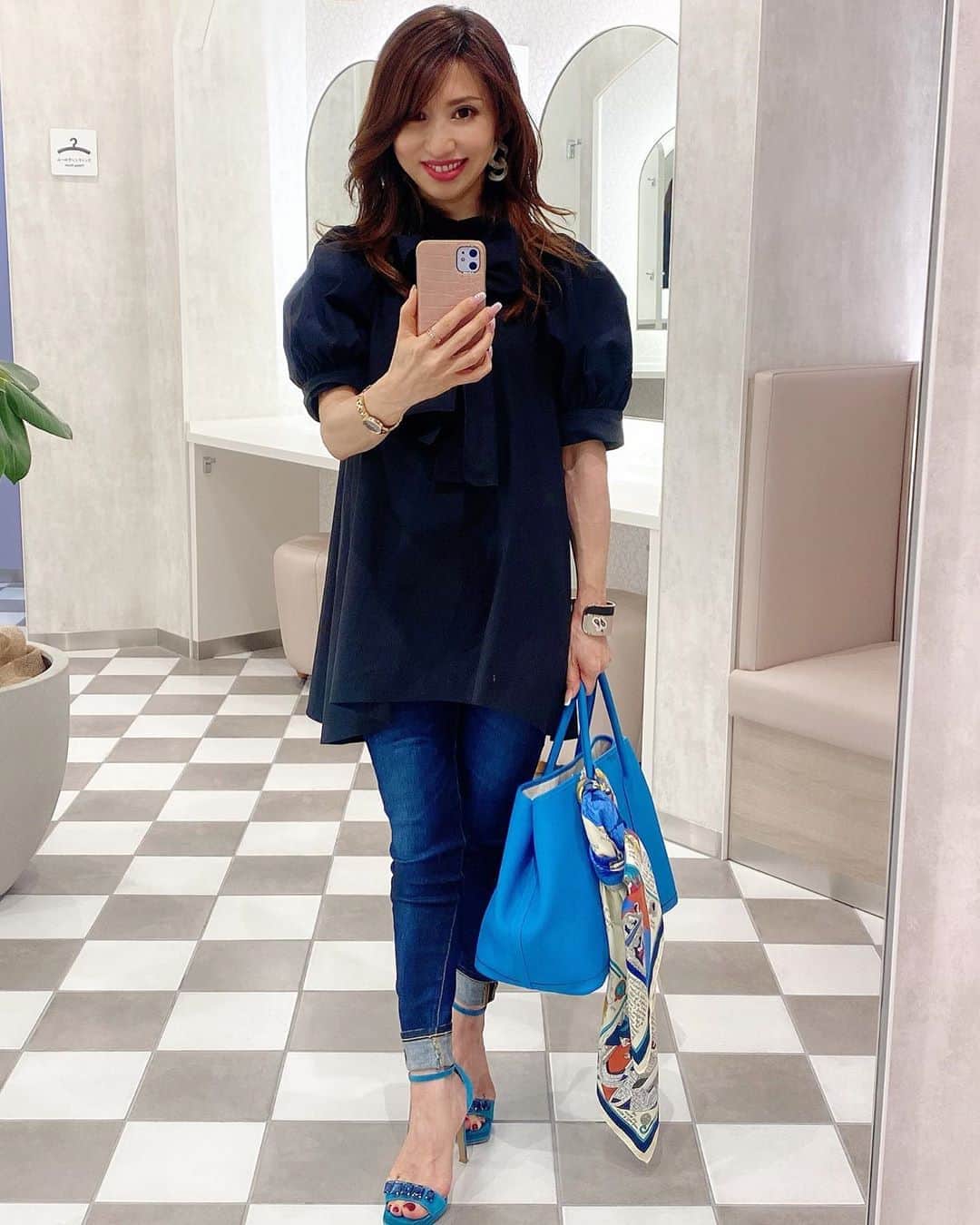 のインスタグラム：「♡_  こんばんは🌙  いつかのコーデ♡  首元のリボンは後ろで結んだり前で垂らしたり。 この日は前で結んだよ🎀  ブラウス： #celford #セルフォード  @celford_official デニム： #レッドカード @redcardtokyo  #きれいめコーデ #きれいめカジュアル #おちびコーデ #Sサイズコーデ #低身長コーデ #プチプラコーデ #お洒落さんと繋がりたい #アラフォーコーデ #アラフィフコーデ #アラフィフ #アラフィーコーデ #50代コーデ #jマダムのおしゃれ #美容モデル #ミセスモデル #読者モデル #大人女子 #美魔女 #着回しコーデ #自撮り #自撮り女子 #ponte_fashion #mineby3mootd #ootd_kob」