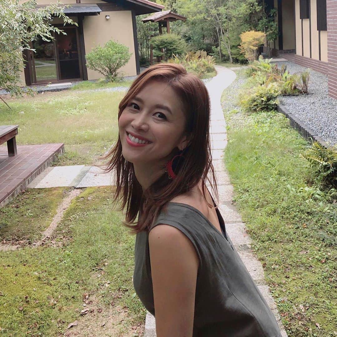 平井喜美さんのインスタグラム写真 - (平井喜美Instagram)「幸せすぎるときはだいたい、目尻にとってもシワができて、ちょっとシャクれる🤭﻿ ﻿ しゃーない😂﻿ ﻿ #smile」9月22日 21時16分 - yoshimi1111