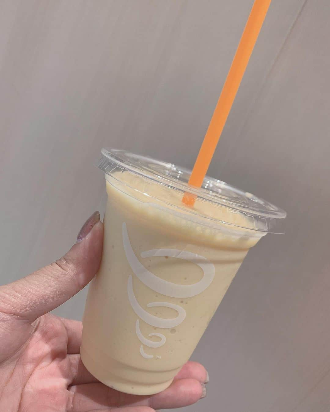 矢代梢のインスタグラム：「南町田グランベリーパークへ行ってきました🙋‍♀️ 飲んでみたかったアメリカで人気のスムージー・ジュース専門店「Jamba」 オレンジドリームマシンを頼んだよー オレンジの酸味に豆乳が入っててほんとマイルドでおいしかった🥰✨✨ 南町田グランベリーパークはわんちゃん連れがたくさんでLiamのおやつもたくさん買えて楽しかったー！！ #南町田グランベリーパーク #jamba #スムージー #オレンジドリームマシン #🍊 #犬連れ #わんこと楽しめる」