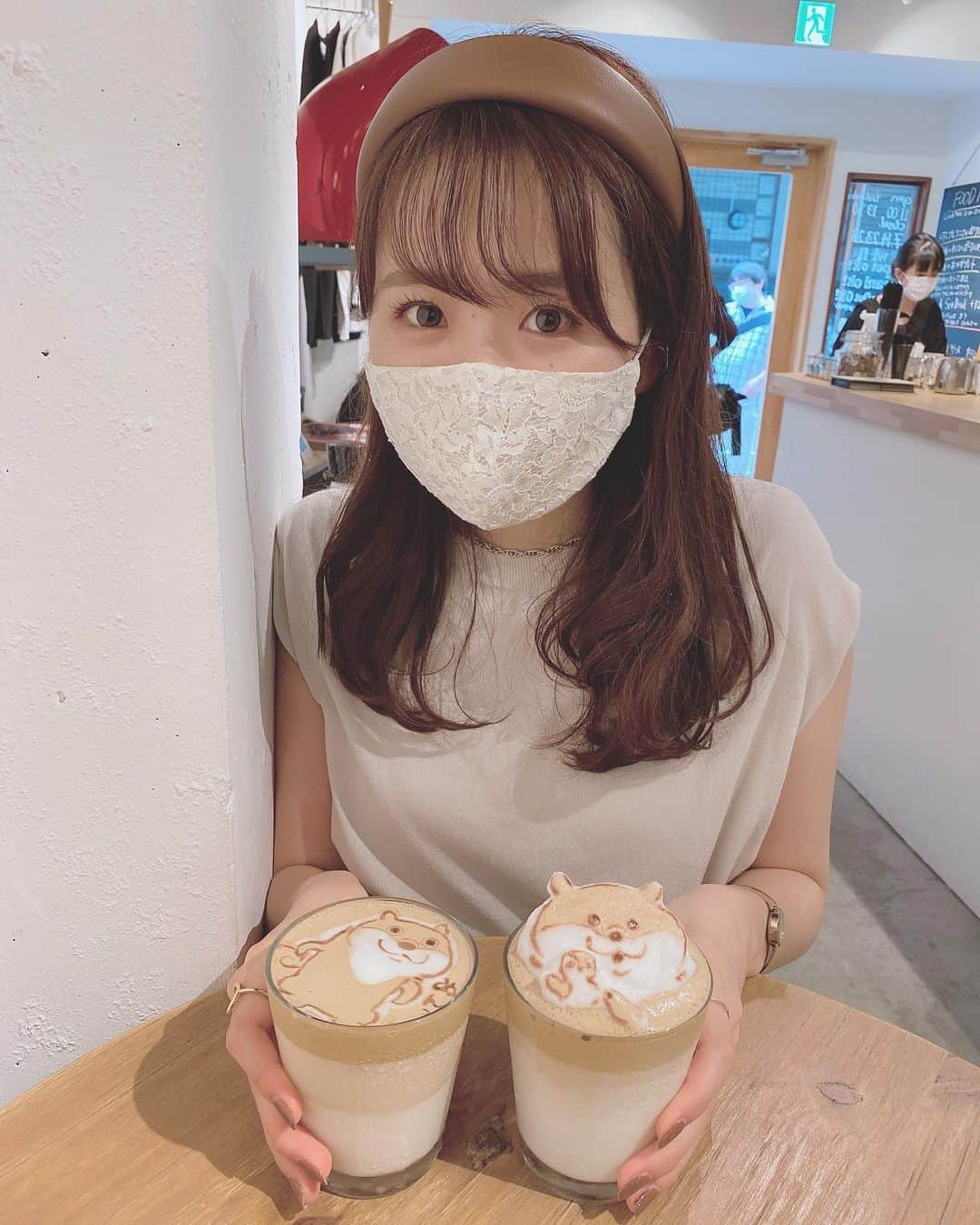 SHIHORINのインスタグラム：「𓂃𓂂𓇸  かっちが働いてる 念願の @hat_coffee ☕︎♡ やーっと行けたの🥰💓  #可愛い嘘のカワウソ のラテアートをしてもらうって決めてたんだ🥺💕  目の前でラテアートしてもらうの初めてでドキドキわくわく🙈♡  可愛くて可愛くて飲むのがもったいなかったけど、美味しくいただきました😋💓 #ダルゴナコーヒー どハマりしたよ🤤☕️  @kci.bymx  @kachicafediary.jp  幸せな気持ちになったよありがとう〜💓また行くね🥰🥰🥰  #hatcoffee #lateart #tokyocafe #asakusa #kuramae #kawauso #カフェ #東京カフェ #蔵前カフェ #浅草カフェ #カワウソ #かわうそ #ラテアート #カフェ巡り #3Dラテアート」