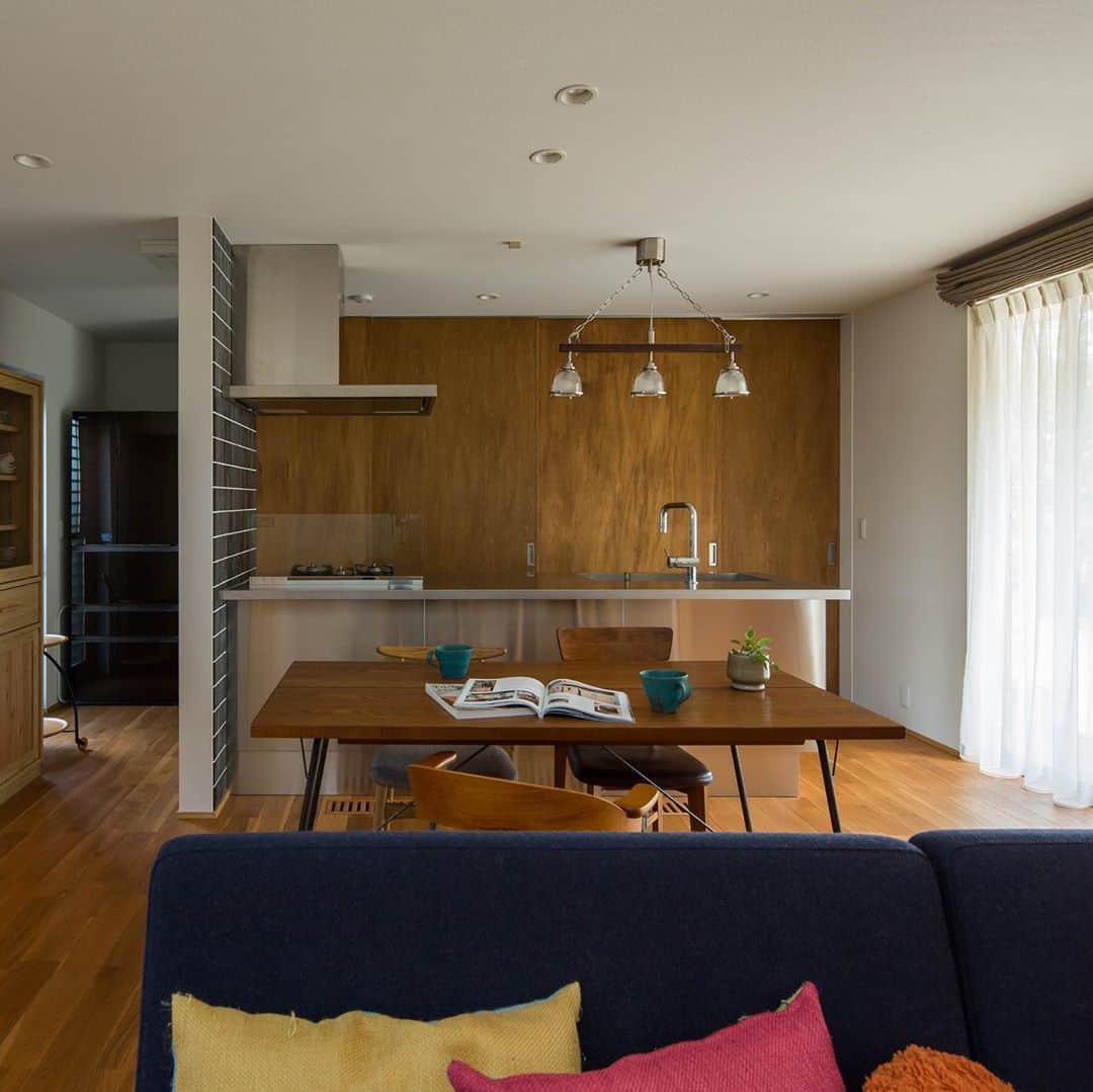 ルポハウス一級建築士事務所さんのインスタグラム写真 - (ルポハウス一級建築士事務所Instagram)「・ ・ ・ オールステンレスのキッチンは、素朴な工藝美とは対照的にインダストリアルな機能美が光ります。 ・ 単なる作業場という要素以上に、空間を引き締める迫力。 ・ ・ ・ ルポハウスの施工事例をもっと見てみたい方は こちらまで☞ @reposhouse ・ #ルポハウス は#ちょっとかっこいい家 を"友人のために"という思いでつくっています。 ・ 一生に一度の#マイホーム。 「あなたにしかできない」×「ルポハウスだからできる」で、私たちだけの#家づくり を思いっきり楽しんでみませか？！ ・ ・ ・ #家 #インテリア #住宅 #注文住宅  #ライフスタイル  #新築一戸建て #住まい #シンプルな暮らし #デザイナーズ住宅 #一級建築士事務所 #設計事務所 #myhome #house #instahouse #design #滋賀 #大津 #草津 #栗東#キッチン #キッチンインテリア #オールステンレス #ステンレスキッチン」9月22日 21時19分 - reposhouse
