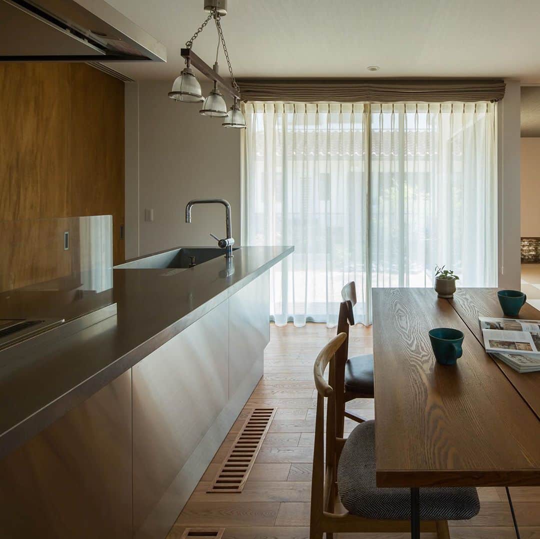 ルポハウス一級建築士事務所さんのインスタグラム写真 - (ルポハウス一級建築士事務所Instagram)「・ ・ ・ オールステンレスのキッチンは、素朴な工藝美とは対照的にインダストリアルな機能美が光ります。 ・ 単なる作業場という要素以上に、空間を引き締める迫力。 ・ ・ ・ ルポハウスの施工事例をもっと見てみたい方は こちらまで☞ @reposhouse ・ #ルポハウス は#ちょっとかっこいい家 を"友人のために"という思いでつくっています。 ・ 一生に一度の#マイホーム。 「あなたにしかできない」×「ルポハウスだからできる」で、私たちだけの#家づくり を思いっきり楽しんでみませか？！ ・ ・ ・ #家 #インテリア #住宅 #注文住宅  #ライフスタイル  #新築一戸建て #住まい #シンプルな暮らし #デザイナーズ住宅 #一級建築士事務所 #設計事務所 #myhome #house #instahouse #design #滋賀 #大津 #草津 #栗東#キッチン #キッチンインテリア #オールステンレス #ステンレスキッチン」9月22日 21時19分 - reposhouse