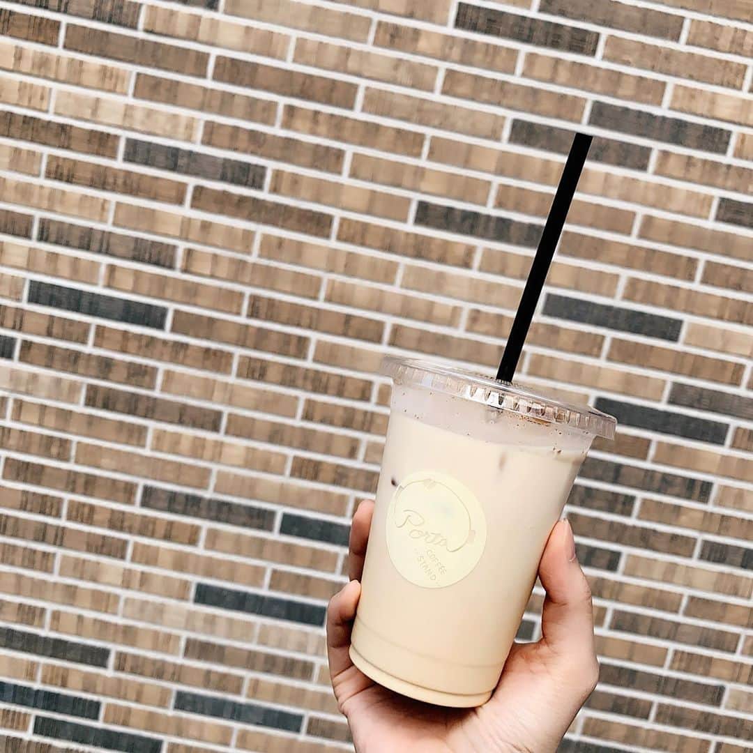 小林玲のインスタグラム：「.﻿ ﻿ 高円寺行った時にいつも﻿ テイクアウトする﻿ @portacoffeestand ﻿ のチャイラテ☕️❤︎﻿ おいしい〜　＾＾﻿ ﻿ #高円寺　#高円寺カフェ　#チャイラテ」