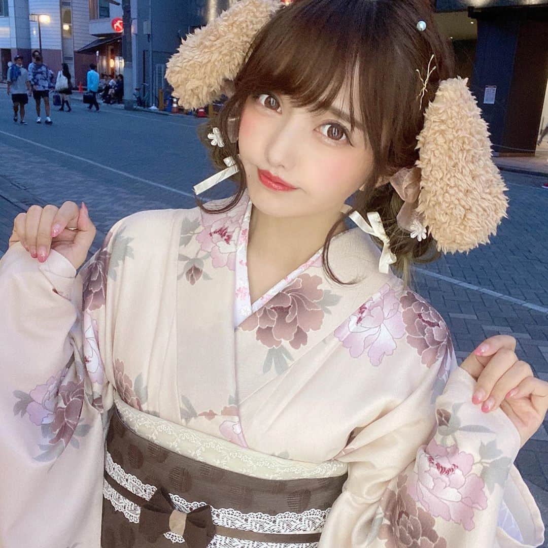 遠藤 玲奈 /endo renaのインスタグラム：「10月から予約できるコロッケの耳です🎟🐾 最近「頭にこれつけていいですか…？」って言われても無の気持ちで受け入れるようになってきました😮💭 . 既に予約殺到みたいです、かわいいのが好きな方は是非🎟 #コロッケじゃないです🐶 #ごめんなさい #今とても酔ってます . #袴 #ヘアアレンジ #浴衣ヘア #着物ヘア #浴衣女子 #浅草さわだ屋 #巻き髪 #和装 #和服 #着物ヘア #浴衣コーデ #着物コーデ #サロンモデル #浴衣レンタル #インナーカラー #アッシュ #グレージュ #袴ヘア #秋コーデ #イヌモコ #いぬもこ」