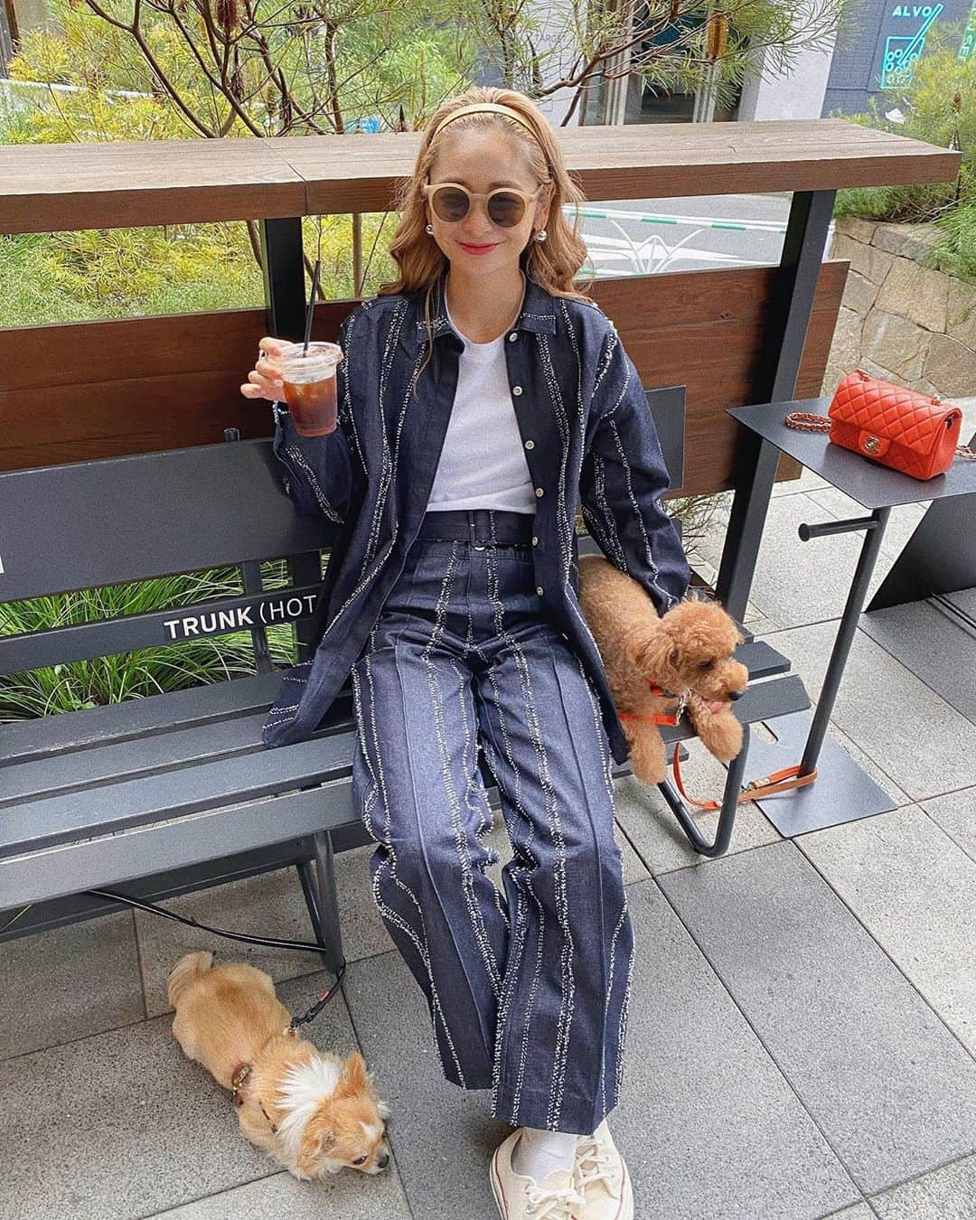 岩渕加恵さんのインスタグラム写真 - (岩渕加恵Instagram)「T o d a y ' s 🧡 今日の洋服〜😚✌️✌️ ゲットしたばかりの @amerivintage の デニムセットアップ〜👖 . あとあと、かわいすぎるヘアアクセ💓 一目惚れしてしまった @sykia_official のレザーバンド🤤 他にもいっぱい可愛いのあって迷っちゃう〜💭💓 . 今日もゆる〜くハッピーぽんポテday🐶🐾 #デニムコーデ #秋コーデ #セットアップ #ヘアアクセサリー #高身長コーデ」9月22日 21時25分 - kae0113