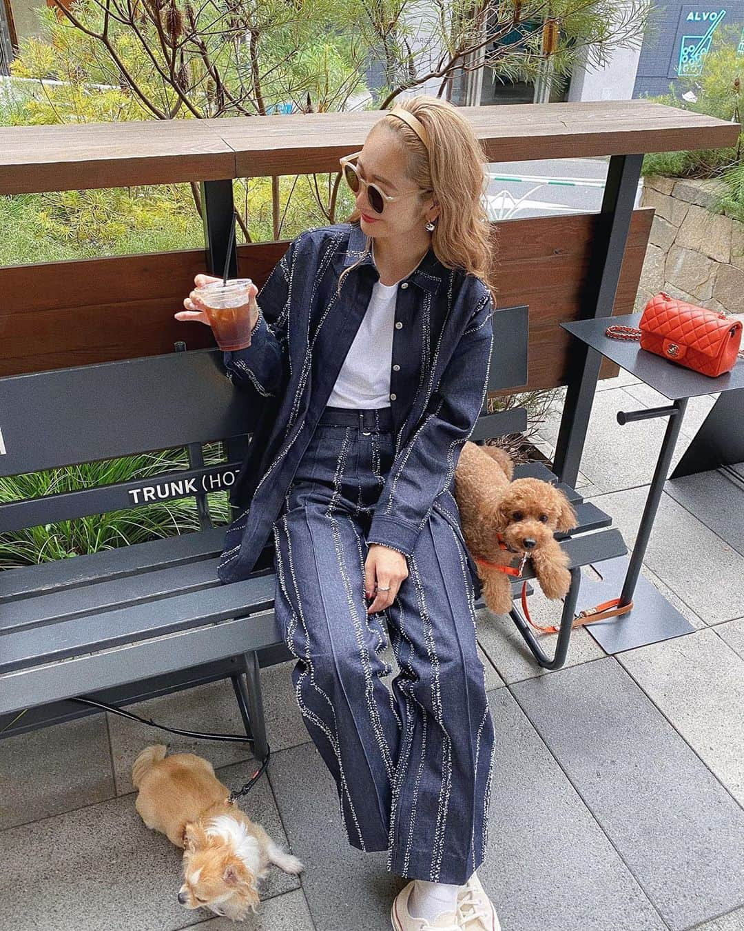 岩渕加恵さんのインスタグラム写真 - (岩渕加恵Instagram)「T o d a y ' s 🧡 今日の洋服〜😚✌️✌️ ゲットしたばかりの @amerivintage の デニムセットアップ〜👖 . あとあと、かわいすぎるヘアアクセ💓 一目惚れしてしまった @sykia_official のレザーバンド🤤 他にもいっぱい可愛いのあって迷っちゃう〜💭💓 . 今日もゆる〜くハッピーぽんポテday🐶🐾 #デニムコーデ #秋コーデ #セットアップ #ヘアアクセサリー #高身長コーデ」9月22日 21時25分 - kae0113