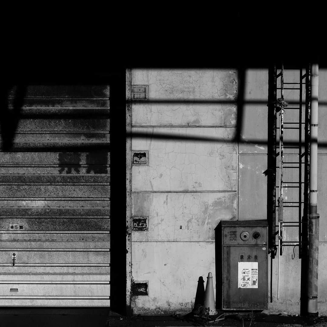 naotakeのインスタグラム：「倉庫 - A warehouse / X-T2 & Snapseed, 20200922 . . 体調を整えて下期の仕事に備える。 . . #spicollective #royalsnappingartists #infamous_family #rsa_main #infinity_photo_cult #2_fineart #jp_gallery_member #jp_gallery_bnw #trb_bnw #wp_bnw  #bnw_life #bnwlife_member #bnw_life_shots #bnw_captures #world_bnw #top_bnw #team_jp_ #team_jp_モノクロ #ig_energy_bw #ig_nihon #streetphotographybnw #igersjp #blackandwhite #bnw #bnwphoto #monochrome #bw #bnwphotography #今日もx日和 #fujifilm_xseries」