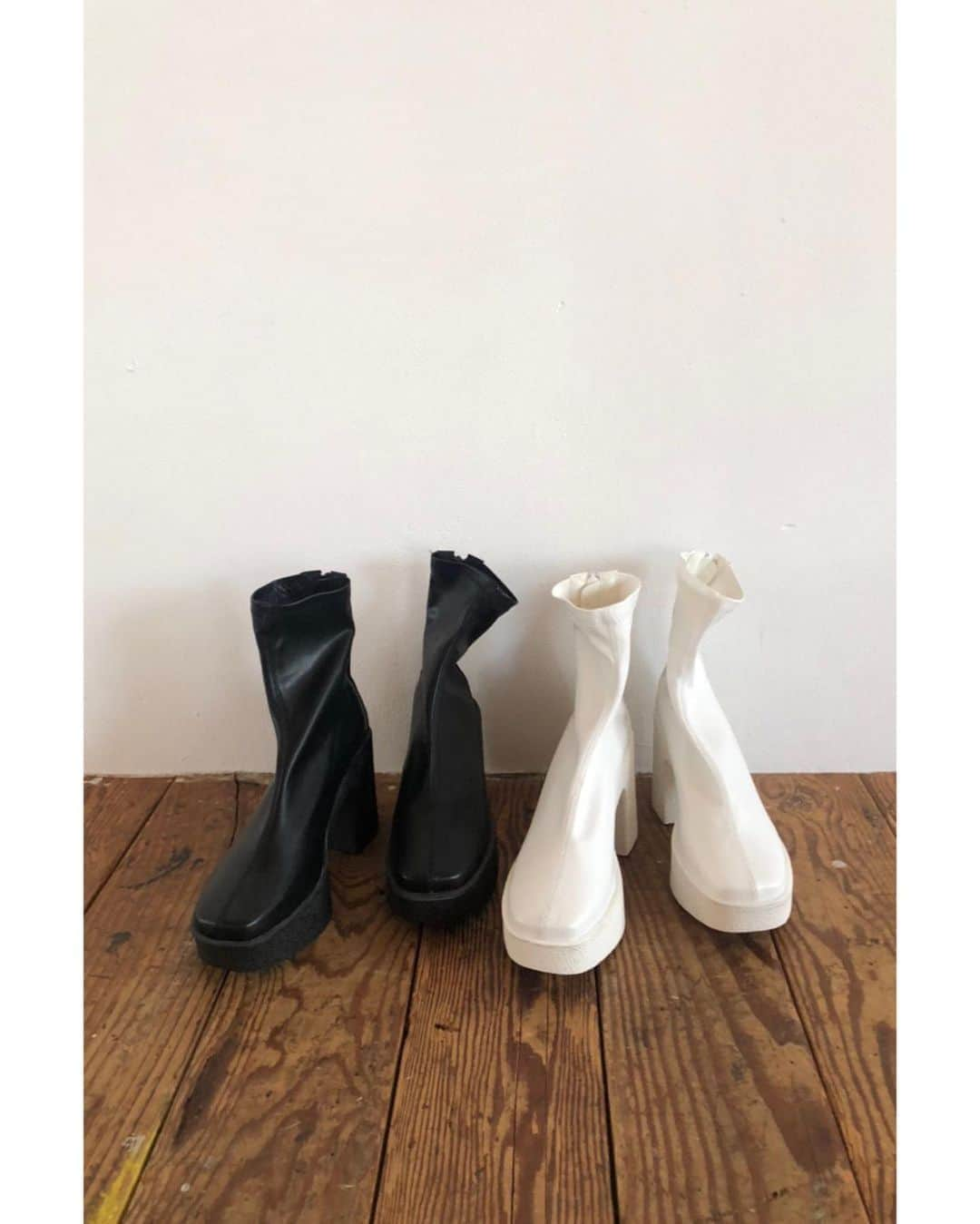 AMAILさんのインスタグラム写真 - (AMAILInstagram)「#AMAIL Macaron boots ¥15,000+tax color:WHT/BLK size:S/M/L 9月23日(水)12:00～予約販売スタート。 10月商品」9月22日 21時25分 - amail_official