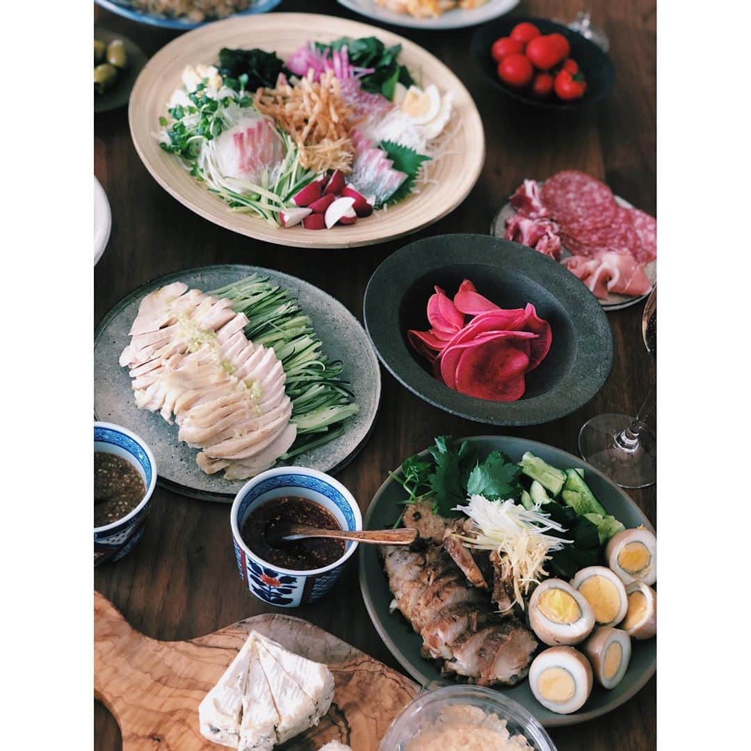 原田沙奈子さんのインスタグラム写真 - (原田沙奈子Instagram)「やっと実現した彼女たちとの時間。 ゆっくり会いたかった愛しい人たち。  ある日、さおから「さなこんち行きたい！」て連絡があって。←唐突  どーした、どーした！ おいで、おいで！ と、なり。  中華ってリクエストもらったから新鮮な気持ちでのお料理。 楽しかったー  子供も一緒に食べられるように辛いものは入れず、辛いソース（自家製ラー油的なの）作って自分で調整するスタイルにした。  ●豆腐入りつくね ●棒棒鶏 ●空芯菜炒め ●豚肉エビのたまご炒め ●牛肉ピーマンたけのこオイスターソース炒め ●鯛のサラダ（焼売の皮を揚げたのがポイント） ●麻婆春雨 ●煮豚 ●赤大根の甘酢漬け ●さつまいもチップス ●トマト ●とうもろこし ●鮪のタルタル（良かったらみんなで食べてねーっと旦那さんが作って冷蔵庫に入れてくれてたものは7枚目）  豆腐入りつくねは本当に簡単だし柔らかくて食べやすいから子供にもオススメ。 あ、忘れないうちに自分の為にも書いておこうかな。  ーーー 【豆腐入りつくね】 ・豆腐 1/2丁くらい ・豚挽肉（鶏挽肉でも良さそう）200gくらい ・にんじん 1/3本 ・塩昆布 大1くらい ・塩 適宜 ・醤油 ひとまわし ・胡麻油 適宜 ✔️みじん切りにしたにんじんをレンチンして少し柔らかくしておく ✔️ボールに挽肉いれて少し粘りがでるまで混ぜてから豆腐を入れてまた混ぜる ✔️にんじんと細かく切った塩昆布も混ぜて塩と醤油を好みで入れる ✔️フライパンに胡麻油ひいて小さめに丸めたタネを焼くだけ ※味の確認は親指爪くらいの大きさのタネを最初に焼いて食べてみて確認してる ーーー 豆腐が入るとカロリーダウンにもなって良いなぁーと。 栄養価は高いから子供にもたくさん食べて欲しい。  で、うちだけかなー。 小さな丸にすると、子供がやたら食べてくれる不思議🤔  中華って千切りのイメージあって今回サラダも千切りにしてみた。 他にもネギや生姜も飾り用に千切りしたくなって、もはや千切り祭。 早朝に1人、無心で野菜を千切りにするのかなり良い時間だったわー  #おうちごはん#おうち中華#サナコ_お料理#サナコ_レシピ#ホームパーティー」9月22日 21時25分 - sanakoharada