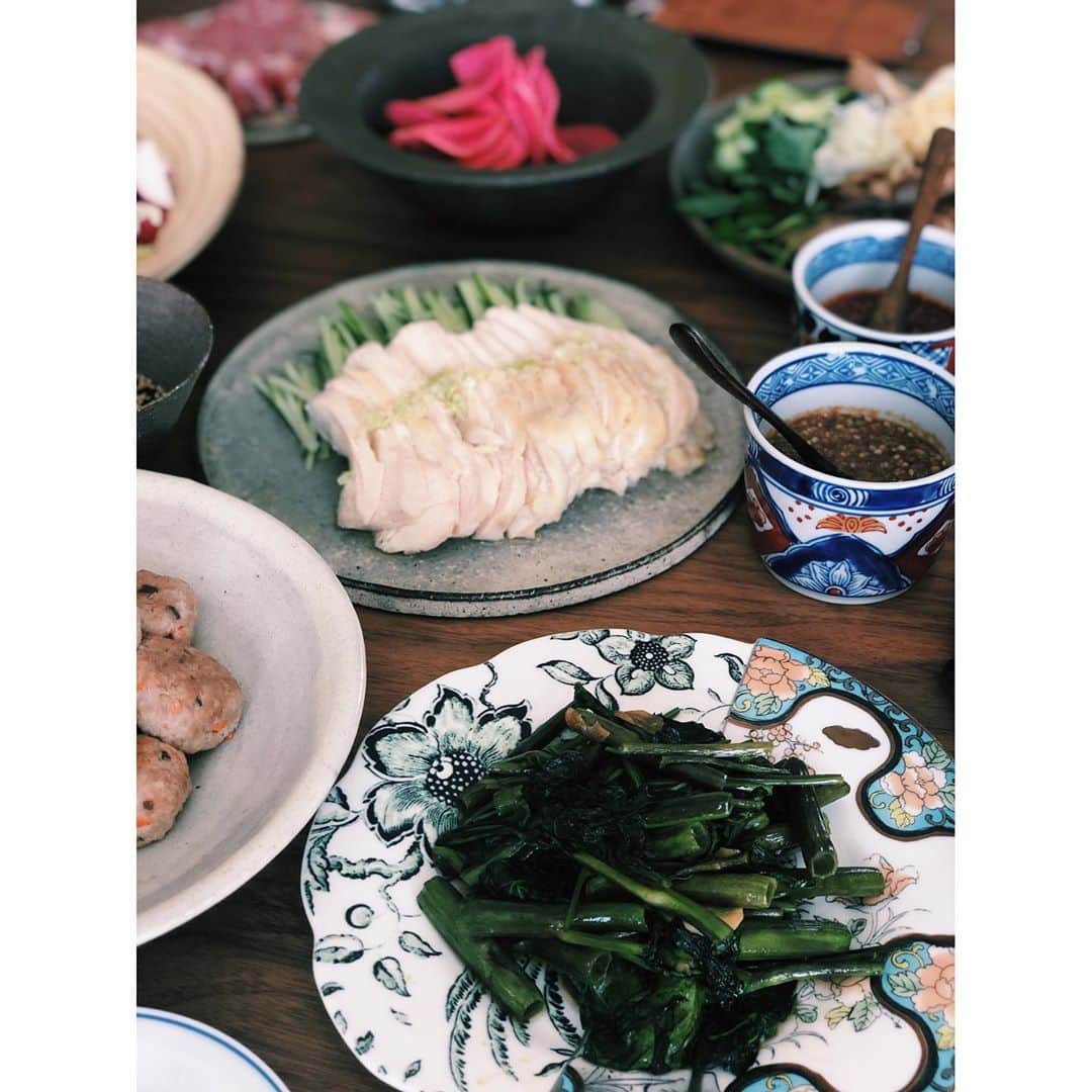 原田沙奈子さんのインスタグラム写真 - (原田沙奈子Instagram)「やっと実現した彼女たちとの時間。 ゆっくり会いたかった愛しい人たち。  ある日、さおから「さなこんち行きたい！」て連絡があって。←唐突  どーした、どーした！ おいで、おいで！ と、なり。  中華ってリクエストもらったから新鮮な気持ちでのお料理。 楽しかったー  子供も一緒に食べられるように辛いものは入れず、辛いソース（自家製ラー油的なの）作って自分で調整するスタイルにした。  ●豆腐入りつくね ●棒棒鶏 ●空芯菜炒め ●豚肉エビのたまご炒め ●牛肉ピーマンたけのこオイスターソース炒め ●鯛のサラダ（焼売の皮を揚げたのがポイント） ●麻婆春雨 ●煮豚 ●赤大根の甘酢漬け ●さつまいもチップス ●トマト ●とうもろこし ●鮪のタルタル（良かったらみんなで食べてねーっと旦那さんが作って冷蔵庫に入れてくれてたものは7枚目）  豆腐入りつくねは本当に簡単だし柔らかくて食べやすいから子供にもオススメ。 あ、忘れないうちに自分の為にも書いておこうかな。  ーーー 【豆腐入りつくね】 ・豆腐 1/2丁くらい ・豚挽肉（鶏挽肉でも良さそう）200gくらい ・にんじん 1/3本 ・塩昆布 大1くらい ・塩 適宜 ・醤油 ひとまわし ・胡麻油 適宜 ✔️みじん切りにしたにんじんをレンチンして少し柔らかくしておく ✔️ボールに挽肉いれて少し粘りがでるまで混ぜてから豆腐を入れてまた混ぜる ✔️にんじんと細かく切った塩昆布も混ぜて塩と醤油を好みで入れる ✔️フライパンに胡麻油ひいて小さめに丸めたタネを焼くだけ ※味の確認は親指爪くらいの大きさのタネを最初に焼いて食べてみて確認してる ーーー 豆腐が入るとカロリーダウンにもなって良いなぁーと。 栄養価は高いから子供にもたくさん食べて欲しい。  で、うちだけかなー。 小さな丸にすると、子供がやたら食べてくれる不思議🤔  中華って千切りのイメージあって今回サラダも千切りにしてみた。 他にもネギや生姜も飾り用に千切りしたくなって、もはや千切り祭。 早朝に1人、無心で野菜を千切りにするのかなり良い時間だったわー  #おうちごはん#おうち中華#サナコ_お料理#サナコ_レシピ#ホームパーティー」9月22日 21時25分 - sanakoharada