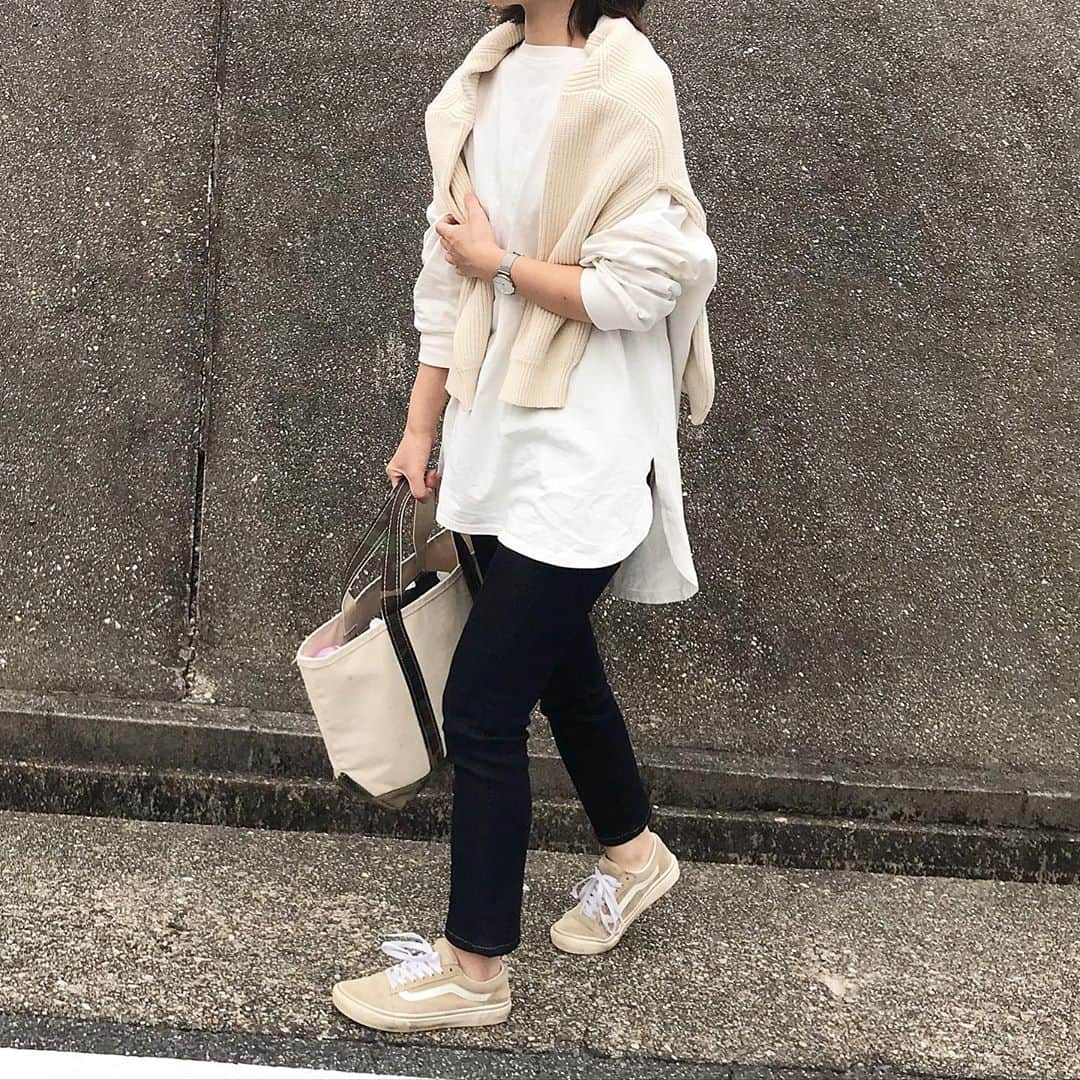 __mai____のインスタグラム：「. この前買ったしまむらのオーバーサイズのロンTとユニクロのデニム🙄シンプル 夕方から肌寒かったからニットを肩がけ🧶 . tops: @grshimamura  デニム: @uniqlo  #vans #オールドスクール  #カジュアル #カジュアルコーデ#mamagirl_sugotoku #ママコーデ  #ハンドメイドピアス #ハンドメイドイヤリング #ユニクロ #uniqlo #llbean #トートバッグ #gu」