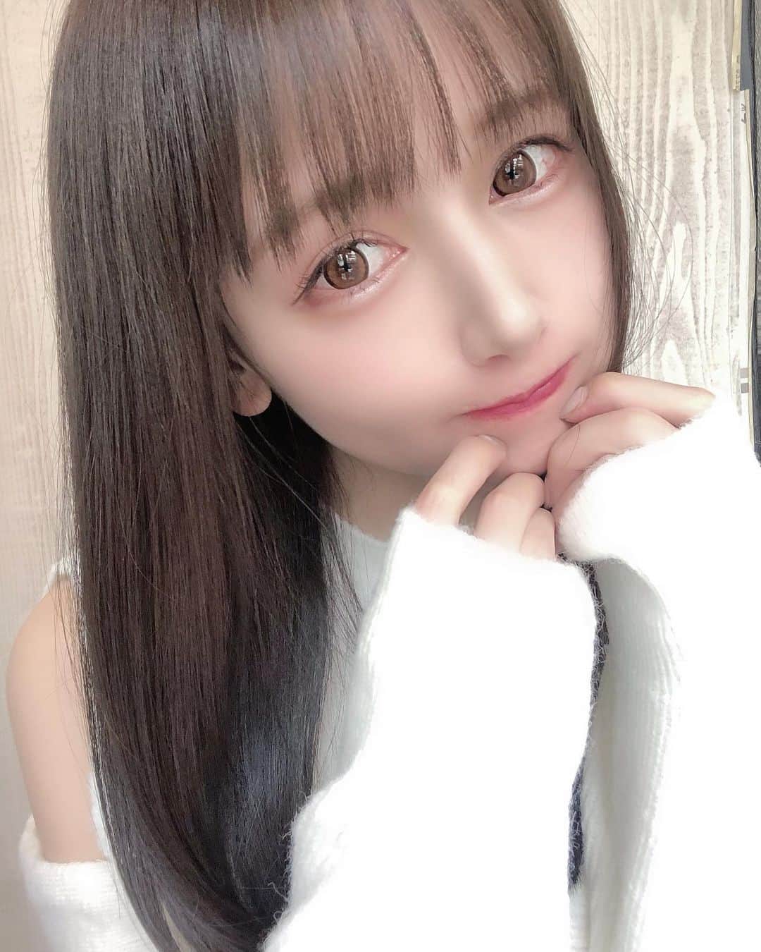 のインスタグラム：「. . そろそろニットたくさん買いたいな🧶💗 . ニット買う時毎回白買っちゃうかわいくて😭💗 . . #ニット#knit#秋コーデ#ootdfashion #ootd #メイク#カラコン#アイライン#アイシャドウ#秋服 #秋服コーデ#snidel」