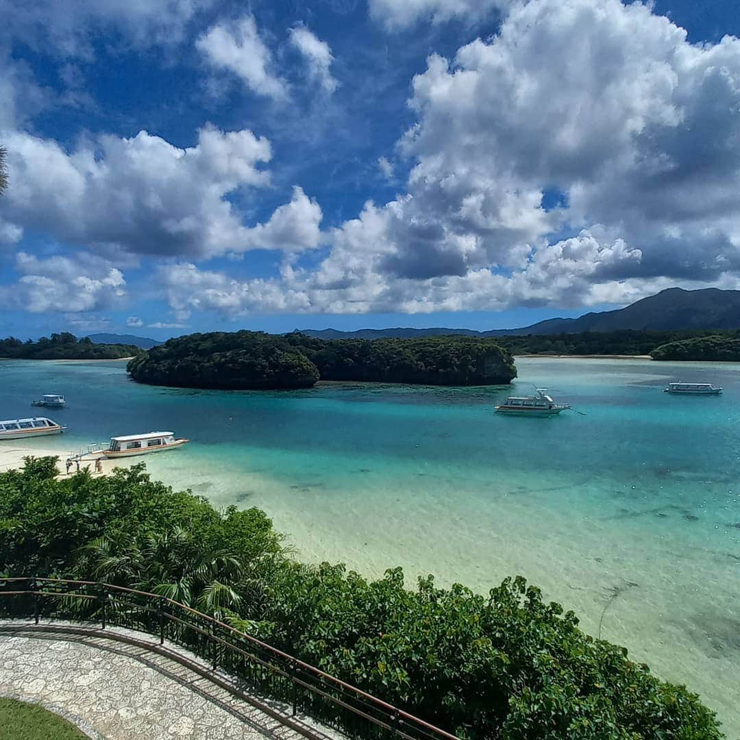 石垣シーサイドホテルのインスタグラム：「川平湾🛥️  石垣シーサイドホテルから自転車で約10分の川平湾🚲 この色は反則ですね😅  最近は少し風がヒンヤリする日が増え、サイクリングには気持ちいい季節になってきました☀️ とはいえまだまだ暑い石垣島。 外に出る際は紫外線対策は必須です。  シーサイドホテルではノーマル、アシストタイプの自転車をご用意し、皆様のご利用をお待ちしてしております☀️  #沖縄 　#八重山 　#石垣島 　#川平湾 　#サイクリング #石垣シーサイドホテル 　#okinawa #yaeyama  #ishigakiisland  #ishigakiseasidehotel」