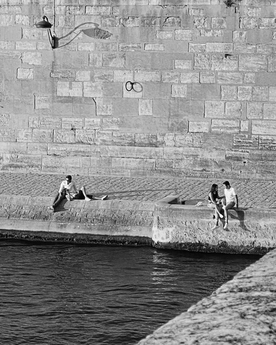 Carin Olssonさんのインスタグラム写真 - (Carin OlssonInstagram)「Lovers by the Seine 🖤」9月22日 21時34分 - parisinfourmonths