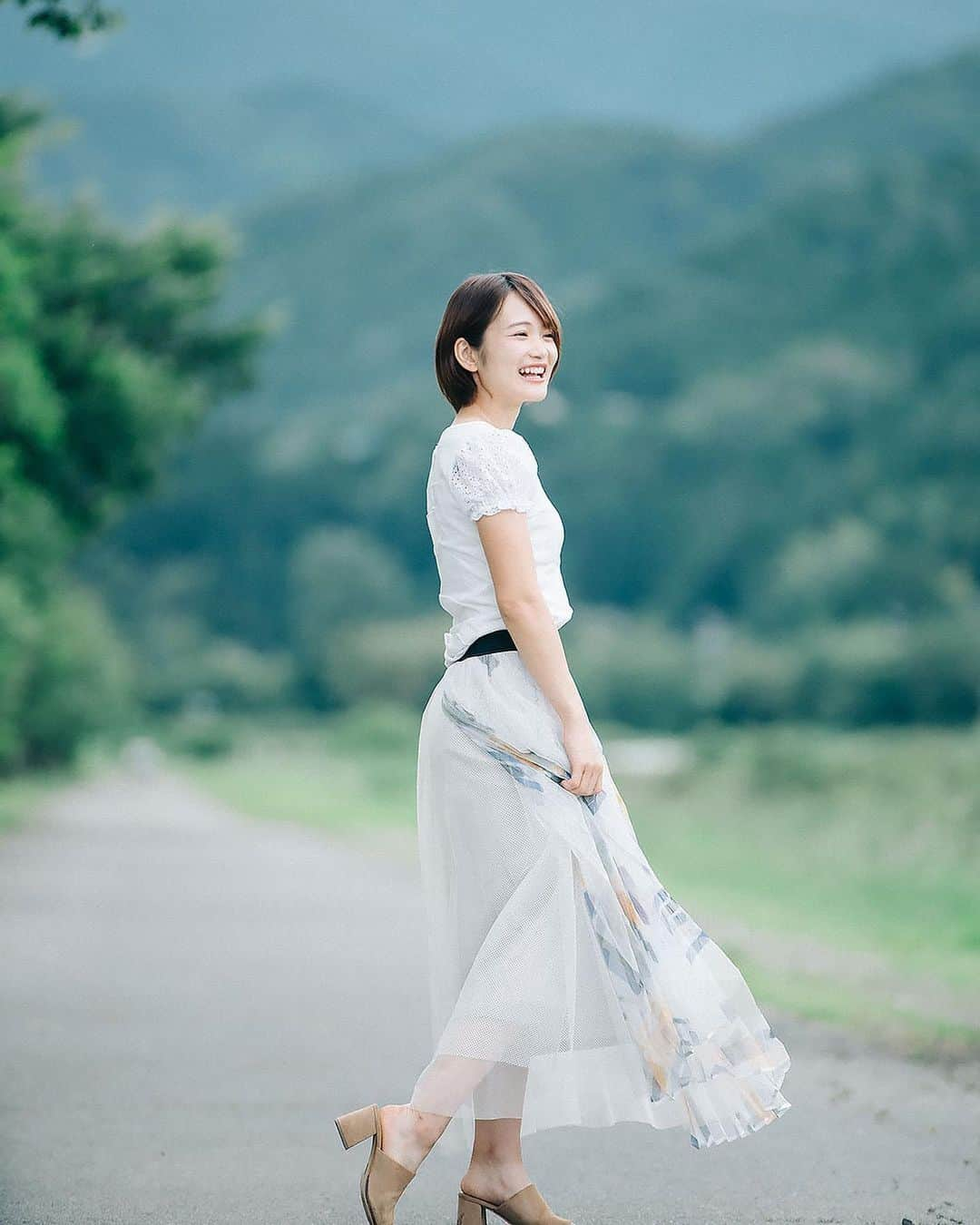 山中日菜美さんのインスタグラム写真 - (山中日菜美Instagram)「外から夏が終わる音を聴きながら夏の投稿🎐  最近一気に冷えましたね😕 透き通る空気感 お散歩したくなるなあ  .  #夏#夏の思い出#緑#山#川#田舎っ子#田舎好き#靴下焼け  #portraitポートレート#ぽーとれーと  #photo #写真#被写体 #カメラ」9月22日 21時35分 - hnm__n