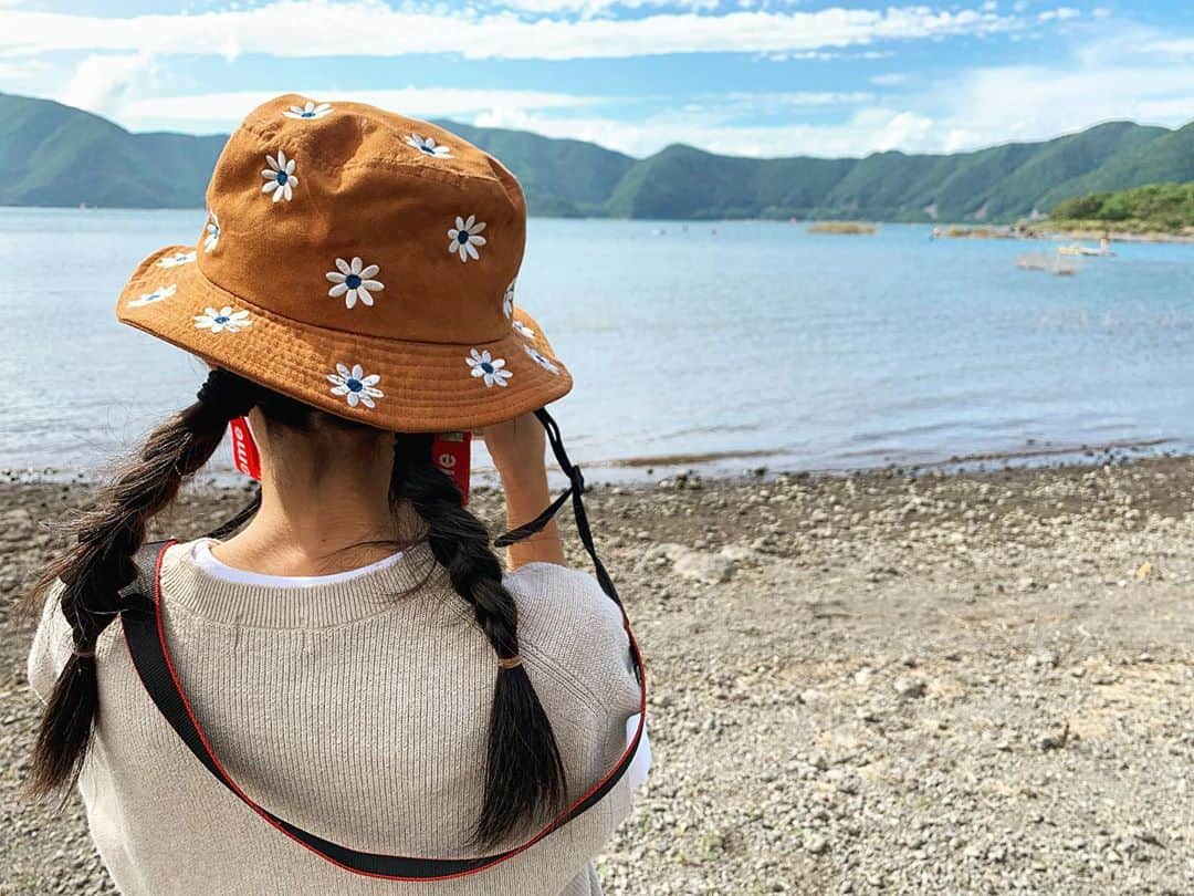 ree_mstorynさんのインスタグラム写真 - (ree_mstorynInstagram)「#coordinate  富士五湖巡り 本栖湖がお気に入り 借りてきたカメラをはなさない カメラ女子な娘 ・ ・ #cameragirl #fuji #fuji5lakes #富士五湖 #山中湖 #河口湖 #西湖 #精進湖 #本栖湖 #カメラ女子 #娘 #娘コーデ #nike #airmax90 #uniqlo #ユニクロニット族 #ユニクロキッズ #旅録 #旅行 #trip #旅行好きな人と繋がりたい #旅行好き女子 #旅行コーデ #coordinate  #fashion #vsco #vscam」9月22日 21時35分 - ree_mstoryn