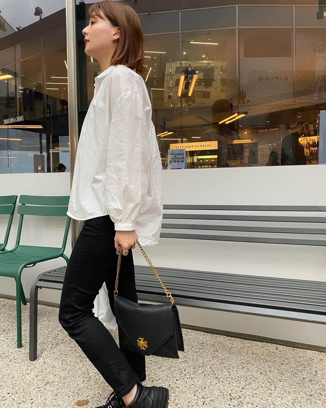 小濱庸子のインスタグラム：「秋服はじめました🍁 tops： @basement_online  pants：　@uniqlo  bag：　@toryburch  shoes：　@charleskeith_jp  大好きなcityshop🧚‍♀️✨ #ファッション #ファッションコーデ #ootd #秋服コーデ #秋コーデ #秋服 #2020aw #シンプルコーデ #モノトーンコーデ #サラダ #cityshop #163cm #カジュアルコーデ #休日コーデ #fashion #コーディネート #ランチ #スタバの店員コーデ」