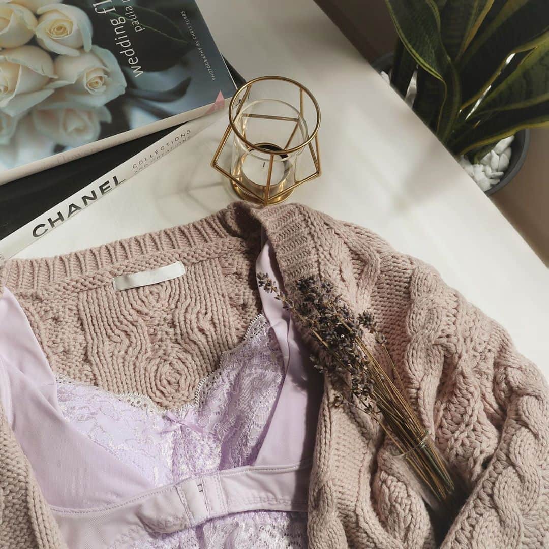 リナのインスタグラム：「Good night🌖  あっという間のお休み最終日、、、 のんびりお風呂に入って、 ボディスクラブ、ピーリング お部屋もキッチンもキレイにオフして 明日からまた頑張るぞ〜♪  おうち時間が増えて 増えたものの一つとして ナイトブラが仲間入り⭐️  おうち時間を快適に 身体に優しく自分を癒してくれるもの♪  カラーはやっぱり自分の好きな ラベンダー系が自然と増えちゃう🟣 ............................................................ #nightbrassiere  #roomwear  #nightroutine #angellir #ふんわりルームブラ #lemonsquare🍋 #cchan_girls  @roombra @cchannel_lemonsquare @cchannel_girls」