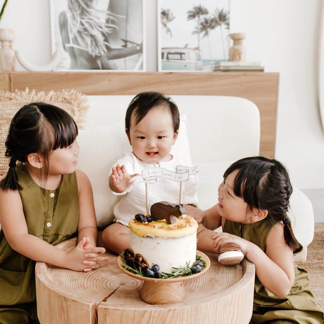 MOMOツインズさんのインスタグラム写真 - (MOMOツインズInstagram)「Did our family/birthday shoot at @theloveco.studio and love how it turned out. Too cute not to share these!  Thank you @hyydnn for being so good with the kids and getting Luke such a yummy cake. As always, we had loads of fun ❤️  #Luke1st #thelovecoplayhouse #thelovecocanggu #keepsakes」9月22日 21時38分 - leialauren