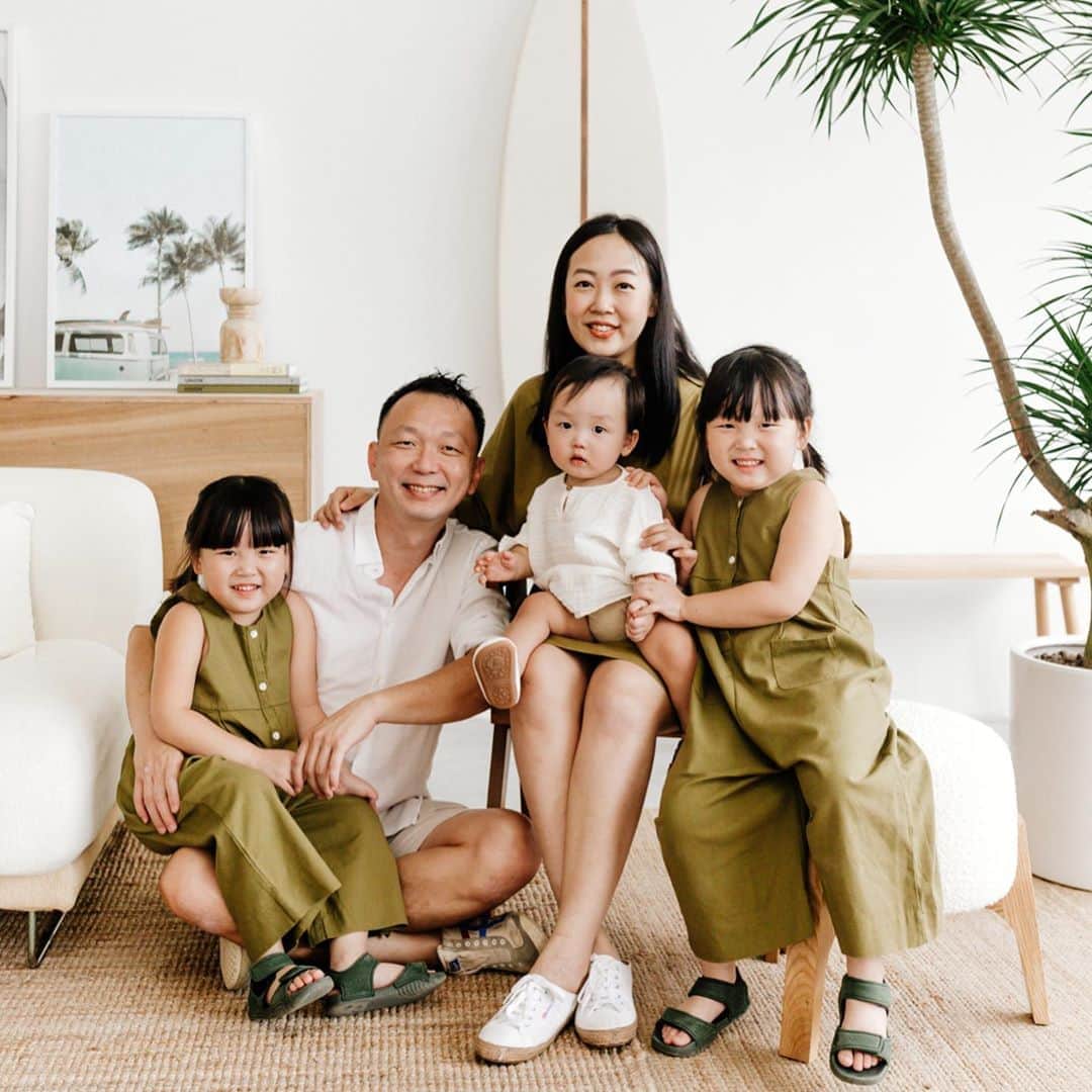 MOMOツインズさんのインスタグラム写真 - (MOMOツインズInstagram)「Did our family/birthday shoot at @theloveco.studio and love how it turned out. Too cute not to share these!  Thank you @hyydnn for being so good with the kids and getting Luke such a yummy cake. As always, we had loads of fun ❤️  #Luke1st #thelovecoplayhouse #thelovecocanggu #keepsakes」9月22日 21時38分 - leialauren