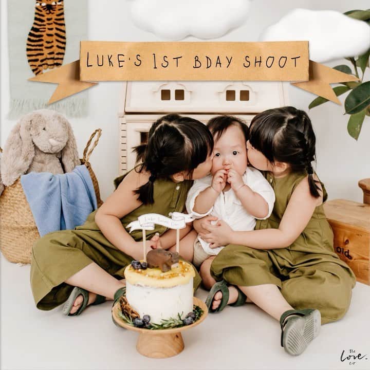 MOMOツインズのインスタグラム：「Did our family/birthday shoot at @theloveco.studio and love how it turned out. Too cute not to share these!  Thank you @hyydnn for being so good with the kids and getting Luke such a yummy cake. As always, we had loads of fun ❤️  #Luke1st #thelovecoplayhouse #thelovecocanggu #keepsakes」