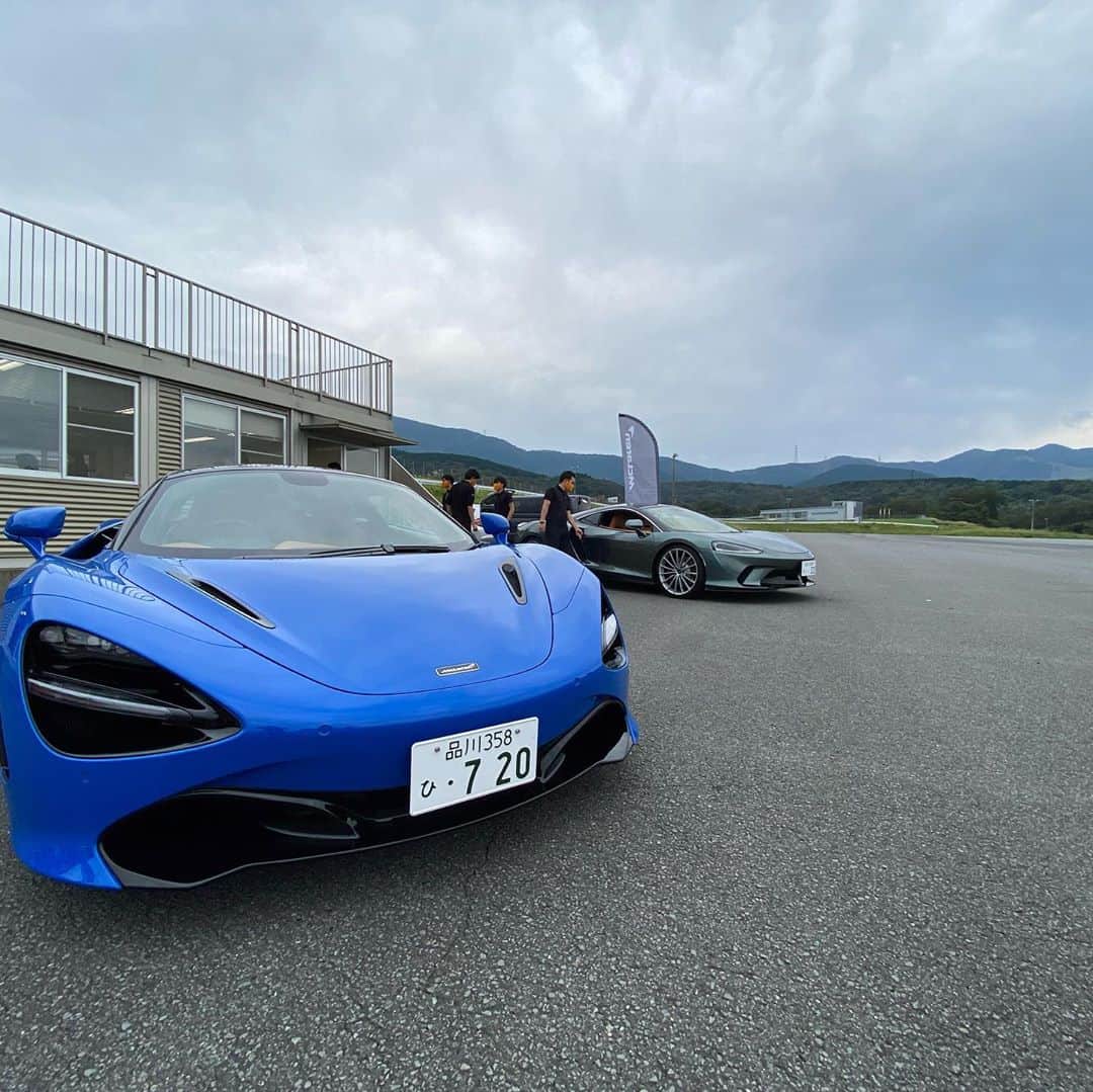 折目遼のインスタグラム：「『McLaren AZABU Comparative Test Drive』 今回は、720sとGTとの乗り比べ試乗会！ エッジの効いた720sに対して、マイルドさを備えたGT。 キャラクターは違えど、両者共に限界領域でのコントロール性は、さすがMcLaren‼︎ お客様と一緒に、楽しませて頂けました（笑） #maclaren #720s #720sspider #maclarengt #fsw #広場トレーニング」