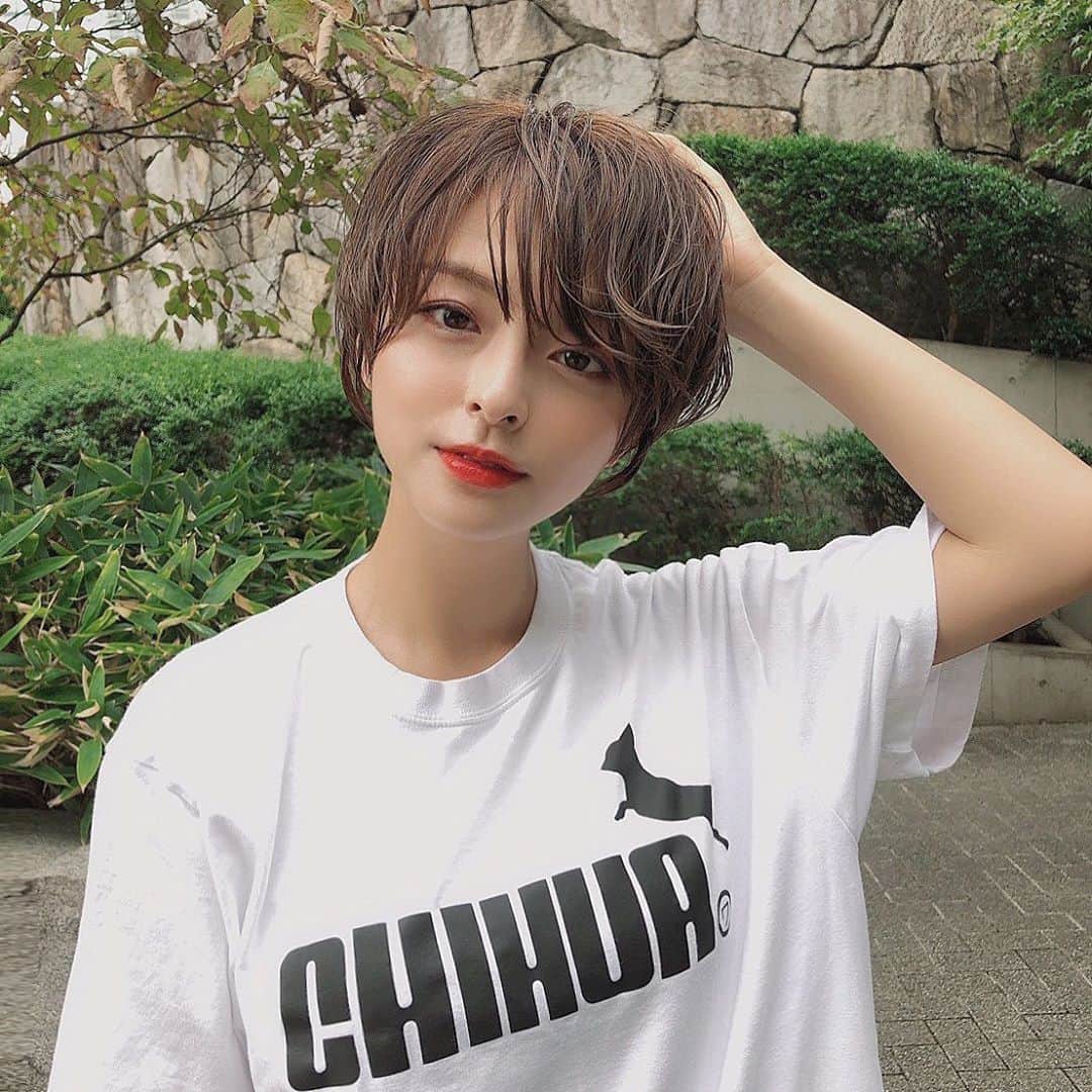 かおりのインスタグラム：「・ ・  みなさん4連休は何してましたか？🤔  最近リップは濃い目💄  #白T #Tシャツ」