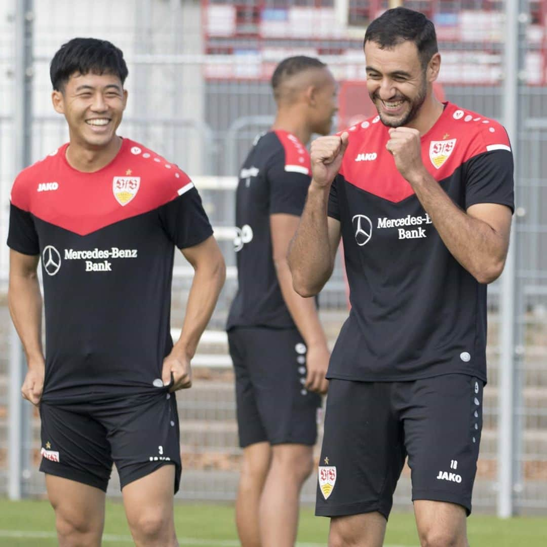 VfBシュトゥットガルトさんのインスタグラム写真 - (VfBシュトゥットガルトInstagram)「HAPPY Birthday! 🥳 Gute Stimmung auf dem Trainingsplatz am Geburtstag! 👌  Alles Gute, @h.alghaddioui! 3️⃣0️⃣  Alles Gute, @jenson_g13! 3️⃣2️⃣ ---  #VfB #vfbstuttgart1893 #vfbstuttgart #happybirthday #allesGute #herzlichenGlückwunsch #Hamadi #Jenson #auscannstatt #furchtlosundtreu #VfBInsta」9月22日 21時43分 - vfb