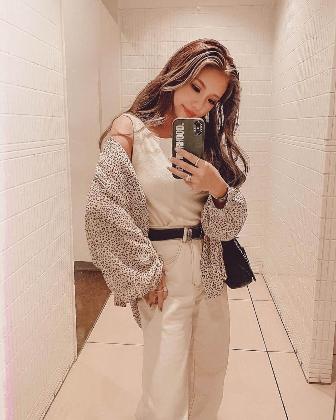 ✷kana✷のインスタグラム：「🐆🤍🤎 . . ふく！ @sandlessmoon  このシアーシャツほんとにヘビロテ☽☽☽ . . #sandlessmoon #coordinate」