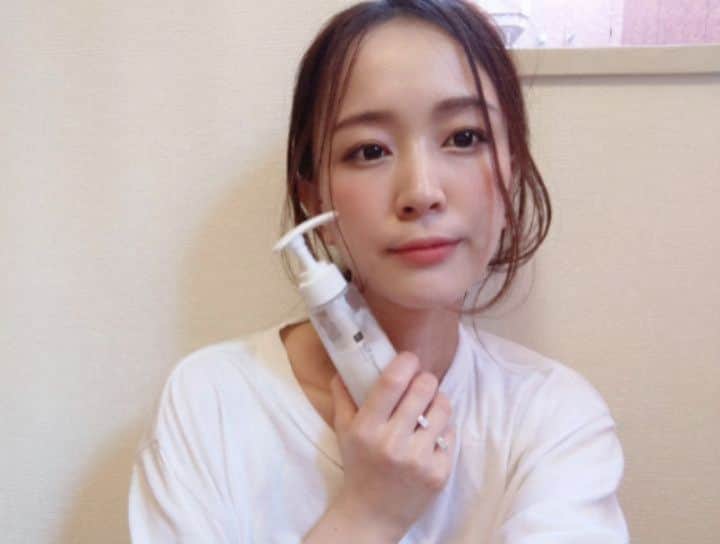 佐野莉子のインスタグラム：「軽めクレンジングにシフト🌿⠀ ⠀ ILiT クレンジングジェル⠀@iliveintokyo.ilit  📝ジェルとミルクの中間⠀ 📝くすみ、毛穴、うるおい不足にアプローチ⠀ 📝洗い上がりはしっとり柔らか（セラミド配合で乾燥しない！）⠀ 📝摩擦が少なくて済む（お肌に優しい！とろりとしたテクスチャーのおかげかな？）⠀ ⠀ メイク落としとしては軽すぎるぐらいだけど、⠀ 時間をかければメイクもちゃんと落ちるから⠀ お肌をいたわるなら軽めだな〜⠀ ⠀ 1プッシュして目元にくるくる馴染ませてから⠀ さらに1,2プッシュ顔全体＋首元に馴染ませる。⠀ 水で落としておしまい。⠀ ⠀ 自己流だけど、⠀ 🌟やさしく（こすらない！すべらせる！）⠀ 🌟時間をかける（トータル1分くらいかける）⠀ ノーメイクの日は30〜40秒くらい。 ↑強いクレンジングの場合は時間かけない方がいいかも⠀ ⠀ ゆっくりお肌をいたわる時間が、⠀ お肌がワントーン明るくなる感じが楽しい🌿⠀ ⠀ #スキンケア #クレンジング #ジェルクレンジング #ミルククレンジング #保湿 #ゆらぎ肌 #メイク落とし #乾燥肌 #乾燥性敏感肌 #敏感肌 #アイリット #ILiT #tokyo #コスメレポ #オーガニックコスメ #くすみ #毛穴ケア #ニキビケア #beauty #美的」