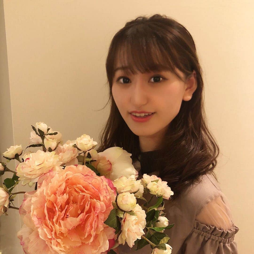 岡崎まどかのインスタグラム：「. ラプリ様にお邪魔してきました💆‍♀️✨ いつも素敵なお花で迎えてくださいます🌸  体の歪みやフェイスラインなど、気になる部分をお手入れいてしていただきました🌱  また食生活や美容のお話、アドバイスなどもしてくださり、毎回楽しくリラックスしながら受けられます☕️ いつもありがとうございます✨ 次回も楽しみです！💕  #ラプリ　#Raplit」