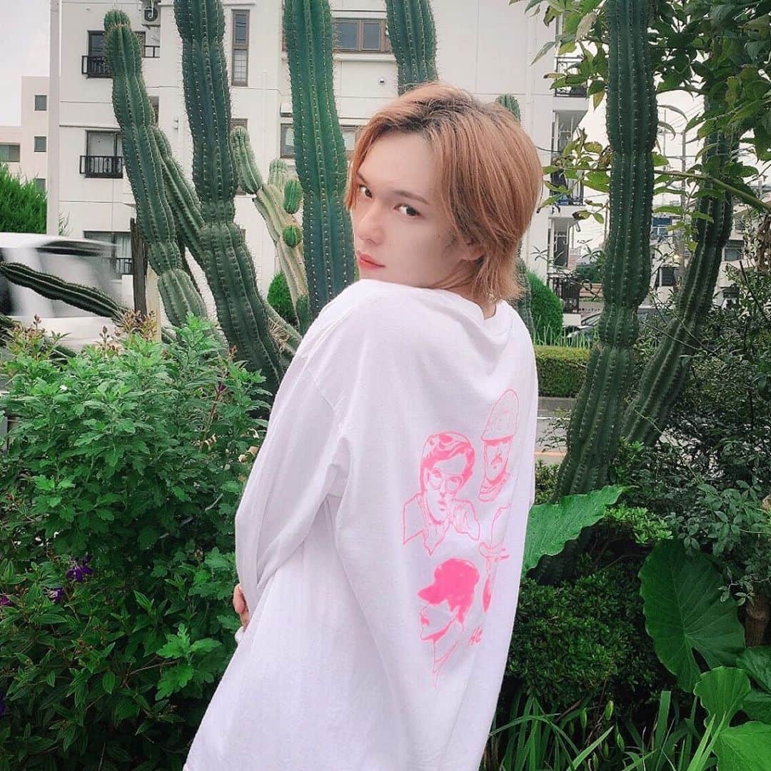 NAOPISのインスタグラム：「こんばんは🌉﻿ シルバーウィークもあっという間。。 ﻿ 気温もだいぶ下がって久々にロンTをかりだしました👚　かわいい　@he.magazine.jp のやつ👨‍🏫﻿ ﻿ 暑さに負ける汗かかずに済むのはありがたいとっても素敵な気温。。﻿ ﻿ 季節の変わり目、引き続き体調には気を付けましょう🍂﻿ ﻿ では今日もいい夜を🌉﻿ ﻿ ﻿ ﻿#サボテンボサボサ　🌵」
