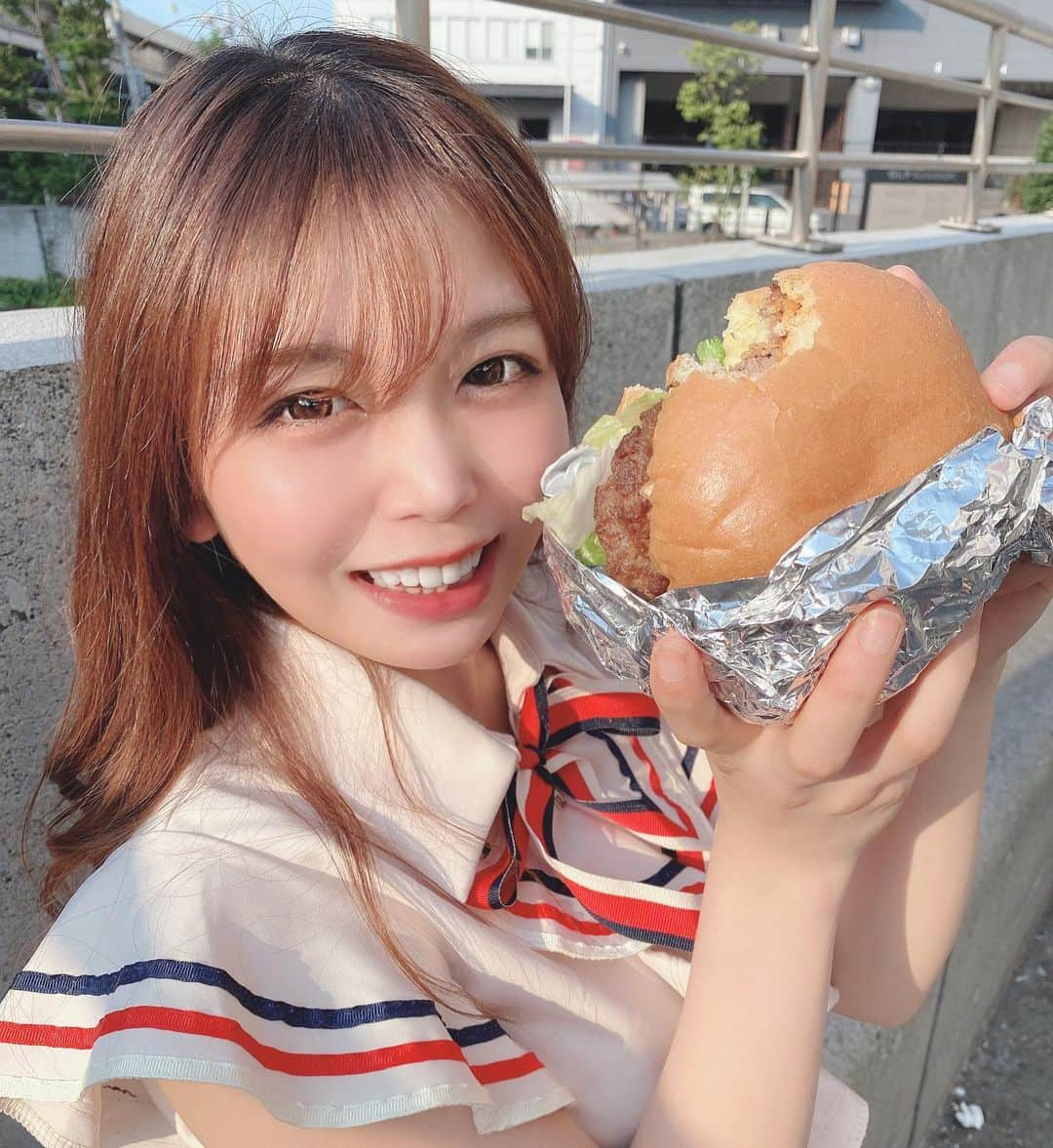 水瀬琴音さんのインスタグラム写真 - (水瀬琴音Instagram)「ハンバーガー🍔 ・ スワイプしてね↔️ぱくっ コストコは全部おっきいからだいすき！ いつもはプルコギベイクとピザを 食べるんだけど、 気分でハンバーガー食べてみた🥳❤️ これにドクペがあれば最強🤝✨ ・ ・ ・ #ハンバーガー #食いしん坊 #笑顔 #食べスタグラム #コストコ #フードコート #ジャンクフード」9月22日 21時47分 - kotone_dayo___