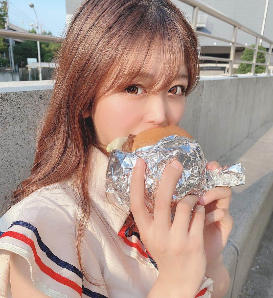 水瀬琴音さんのインスタグラム写真 - (水瀬琴音Instagram)「ハンバーガー🍔 ・ スワイプしてね↔️ぱくっ コストコは全部おっきいからだいすき！ いつもはプルコギベイクとピザを 食べるんだけど、 気分でハンバーガー食べてみた🥳❤️ これにドクペがあれば最強🤝✨ ・ ・ ・ #ハンバーガー #食いしん坊 #笑顔 #食べスタグラム #コストコ #フードコート #ジャンクフード」9月22日 21時47分 - kotone_dayo___