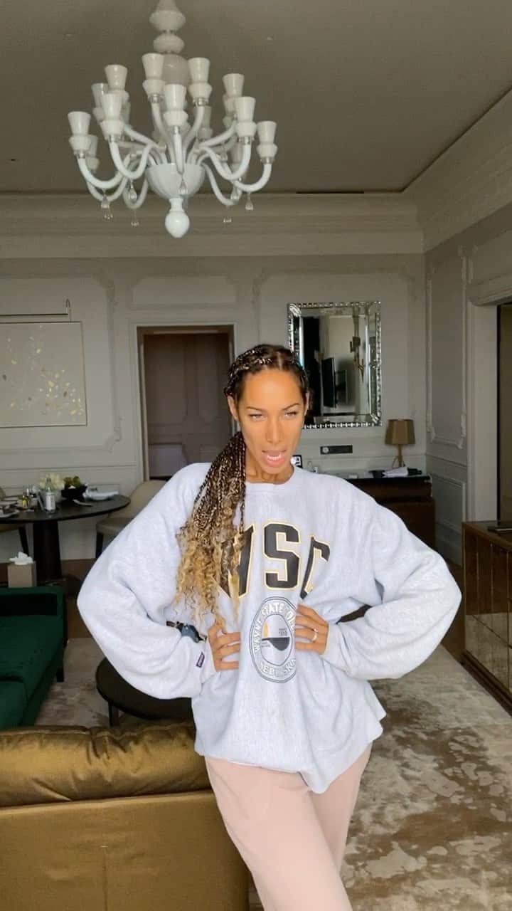 レオナ・ルイスのインスタグラム：「Rain ON meeeee ☔️😭」