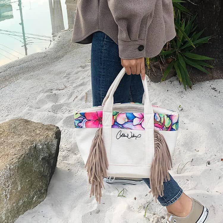 ラレイアのインスタグラム：「🌴 お買い物マラソンセール開催中！ 4連休限定クーポンは明日9:59までとなりますのでお見逃しなく😚💕 ・ Colleen Wilcoxのアートデザインのフリンジ付きワッフルミニトートは秋冬も大活躍間違いなし😊 ・ 使いやすいサイズ感とお洒落なデザインとなっております！ ・ ・ ・ ---La Leia Precious Life(ラレイア)--- @laleia_official ・ 楽天市場店 https://www.rakuten.co.jp/laleia-p-life/ ・ au PAYマーケット店 https://wowma.jp/user/52666346 ・ ・ ・  #art#hawaii#aloha#surf#beach#laleia#ハワイ#フォトジェニック#インスタ映え#インスタ女子#アロハ#ビーチ#海を感じる雑貨#ラレイア#アート#ビーチガール#サーフスタイル#大人カジュアル#コリーンウィルコックス#ギフト#プレゼント#楽天スーパーセール #楽天 #colleenwilcox #ミニトート #トートバッグ」
