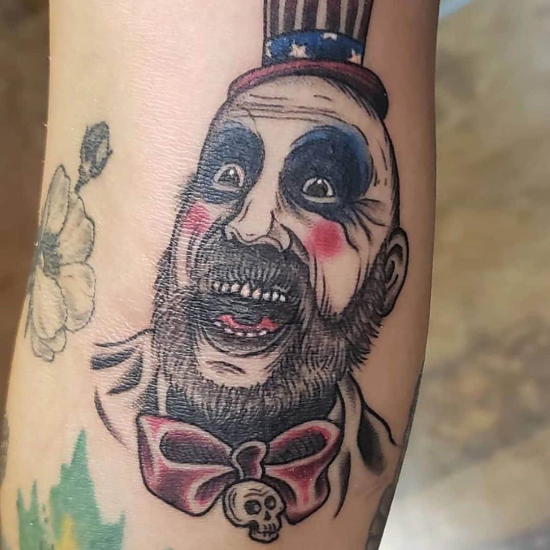 ロブ・ゾンビさんのインスタグラム写真 - (ロブ・ゾンビInstagram)「It’s Tattoo Tuesday! Today we pay tribute to Captain Spaulding through a batch of very fine tattoos! Inking the Captain in your skin is a pretty serious tribute. #captainspaulding #houseof1000corpses #thedevilsrejects #3fromhell #tattootuesday #robzombie」9月22日 21時54分 - robzombieofficial