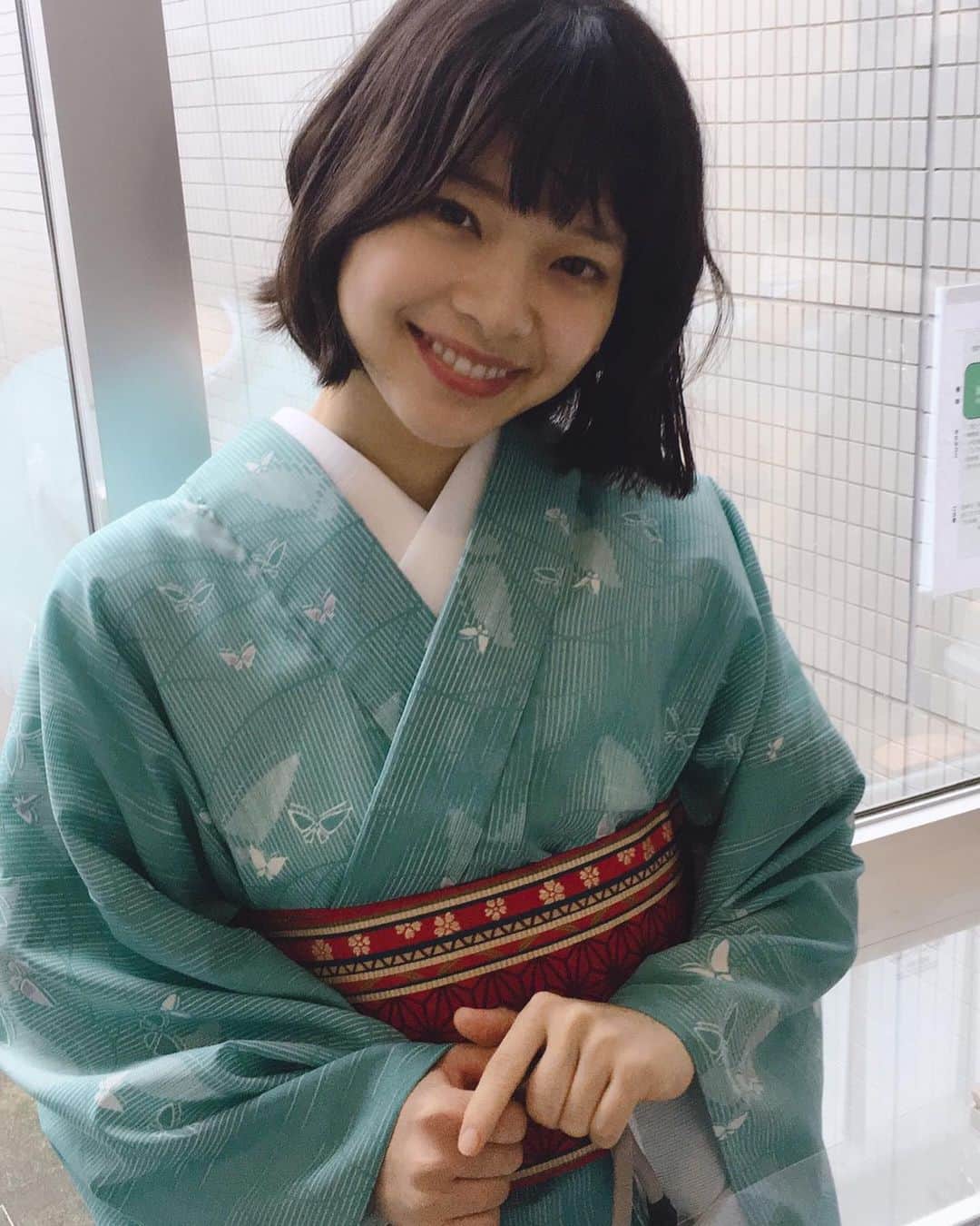 岸井ゆきののインスタグラム：「明日、22じから日本テレビ📺7話📺の放送です。 もうなにが起きても驚かないくらい色々どうかしていますがっ！ 7話は栞がなにかしら行動しそうな。是非みてくださいね✨👘✨  現在進行形のわたしはたくさんの田んぼや緑に囲まれて一台のカメラの前に立っていて、 毎回スタジオにこもってカメラに囲まれてドラマを撮っていたなんてうそみたい。 すごいちからで植物や生物は育つし、遠くで見ても近くで見ても美しいし、食べると美味しくて、水も染み込むようにうまい。すこやかで人が優しい。空が広い。見上げてるとそこがどこだか分からないくらい。 この話はまた、このドラマの放送時に話したい。です。 とにかく明日は、#私たちはどうかしている みてみて下さいねっ！ 雨や風に気をつけてください☔️🍃」