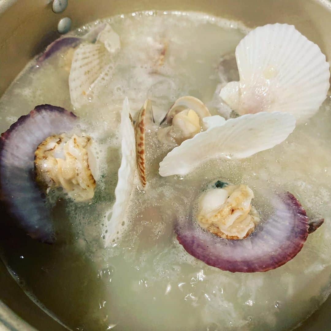今成夢人さんのインスタグラム写真 - (今成夢人Instagram)「貝がどんどん好きになる。貝を小さな鍋に入れて貝の出汁が効いたスープで食べる「貝風呂」の旨さを知る。 #貝風呂鍋 #貝風呂」9月22日 21時57分 - yumehitoimanari