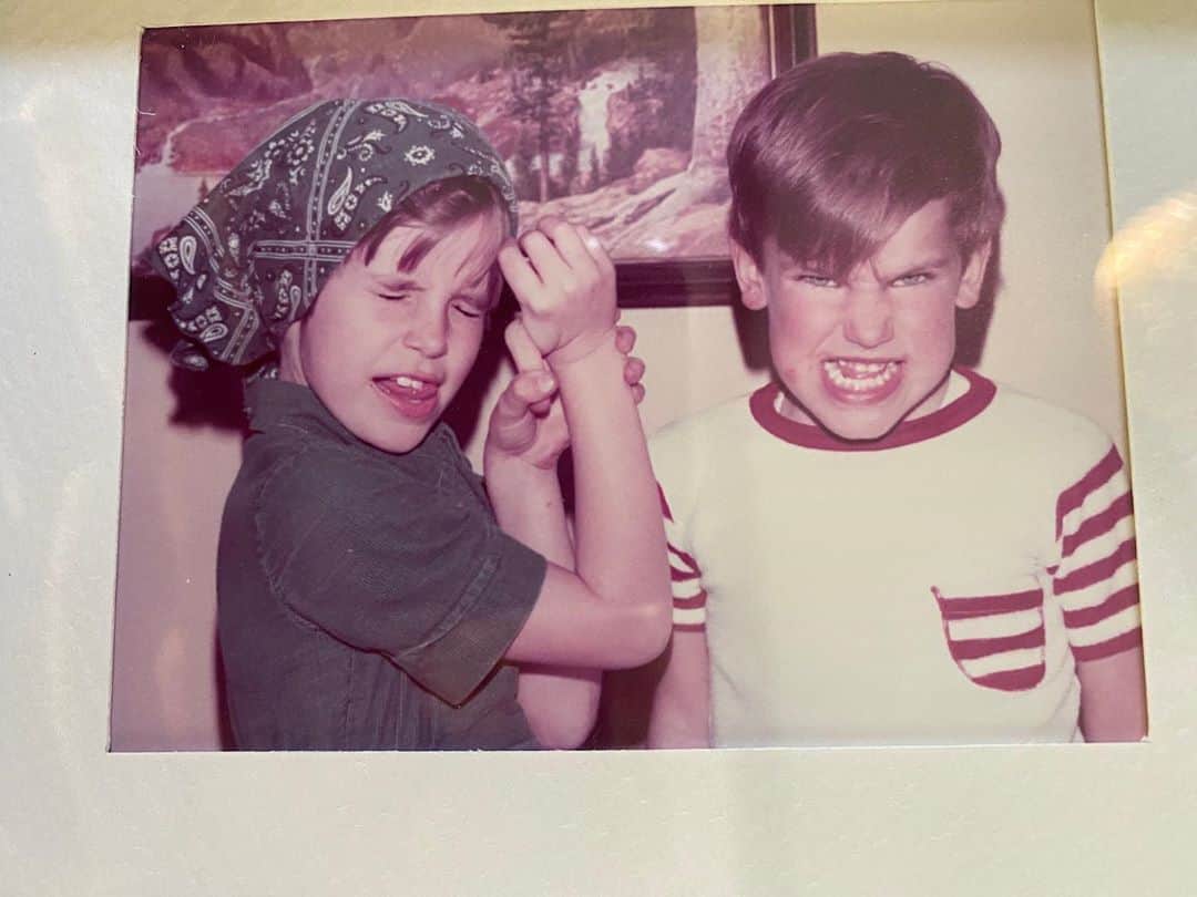 シェリ・ムーン・ゾンビのインスタグラム：「Happy Birthday @jskurkisphotos my brother and twin every year for 4 days! Here’s us as kids. I can still bend my thumb backwards. #birthdayboy #thumbtrick 🎂」