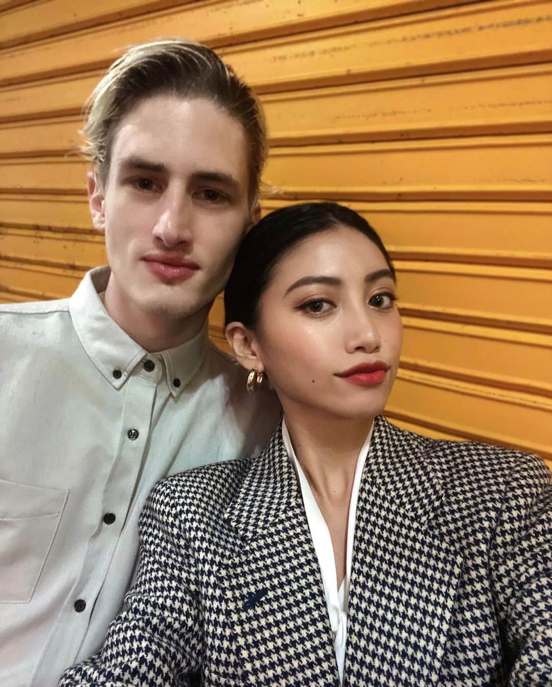 安部ニコルのインスタグラム：「少し前に撮った久しぶりのツーショット👩‍❤️‍👨秋服が着たくてジャケット羽織ったけどさすがにまだ暑すぎた😅💦☀️ そして三枚目の写真ぽーちゃんが撮ってくれたんだけど、、、ぽーちゃんって本当写真撮るの苦手だよね…(文句)笑 🤭🤫😑👍🏻」