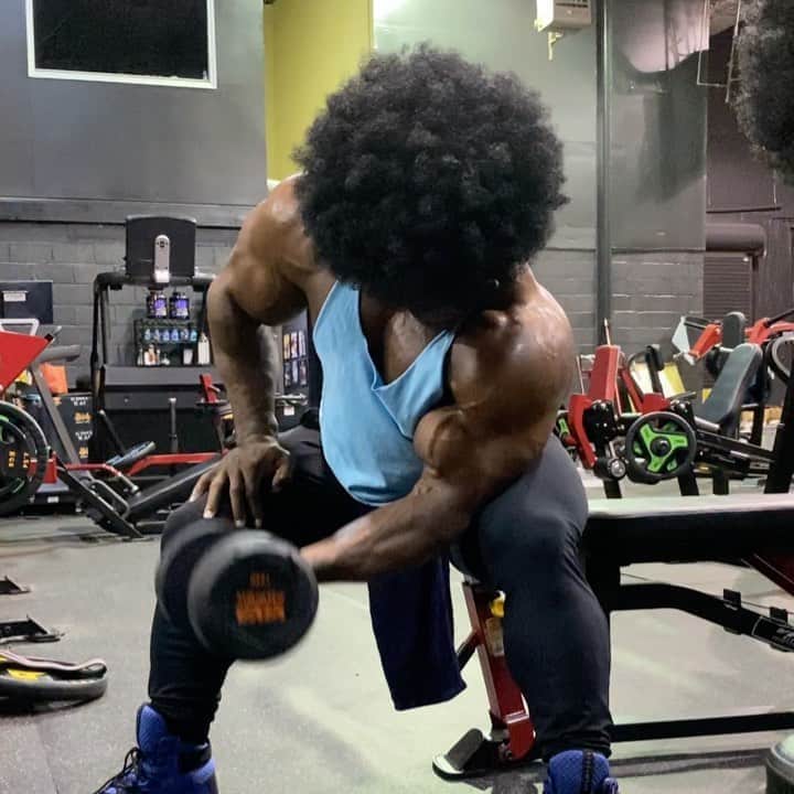 カイ・グリーンのインスタグラム：「💪🏾GROW YOUR ARMS There is a golden range where reps and load are optimized. You need a heavy enough load to create the necessary mechanical tension while stimulating the proper amount of hypertrophy. If you only train your arms once per week in a traditional split, they will get less stimulation and growth than training some arms two or three times per week. Biceps recover quickly enough to be trained 2-3 times per week. Thus, if you want to build bigger arms you should work them into several days of your weekly schedule.  🔥Check the footwork and these new @ryderwear DMAK Made from the highest quality premium materials, padded ankle support, and of course, a flat sole making it an ultimate shoe for both in and out the gym.  *Available in multiple distinct colors Get yours today, link in the bio or go to - > www.ryderwear.com/kai」