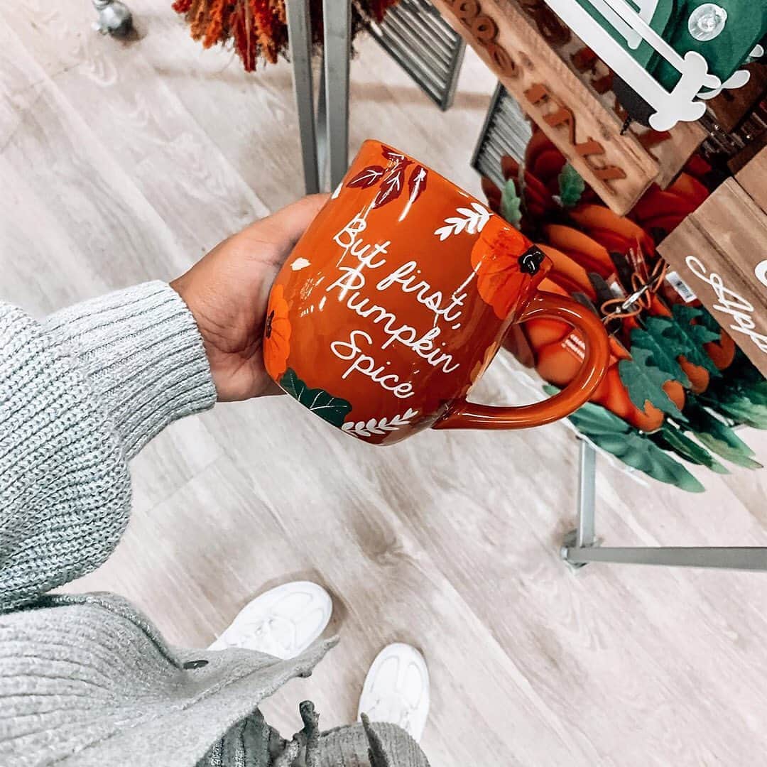 ロック&リパブリックのインスタグラム：「Pumpkin spice and everything nice. 🧡Happy first day of fall! 📸: @lenamy000 #Kohls #pumpkinspice #firstdayoffall」