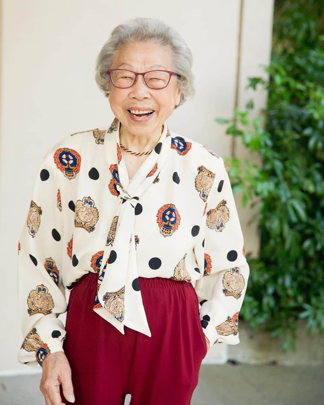 Grace Bonneyのインスタグラム：「It’s a @chinatownpretty GIVEAWAY! We want everyone to be inspired to celebrate the elders in their lives. We’re giving away 3 limited edition pòh poh hóu leng letterpress prints, made by @erinlovesfun, along with our book published by @chroniclebooks.  Pòh poh hóu leng is Cantonese for "very beautiful grandma" or more affectionately "damn grandma, you look good!" It's a reminder for all of us to compliment often and to show your elders some love!  HOW TO ENTER: Post a photo of your stylish grandparent, parent or senior you know on your IG story or feed. They should be at least 65 years old in the photo. Tag @chinatownpretty and include #hellahouleng.  Giveaway ends Friday 9/25 at 11:59 PM PST. Winners will be announced on @chinatownpretty. USA and Canada entries only. Good luck! 🤞🏽  Pictured: (1) Anna Lee @valerieluu’s grandma and (3) @aweilo ‘s grandma, Ju-Hwa Lu, and great grandmother」