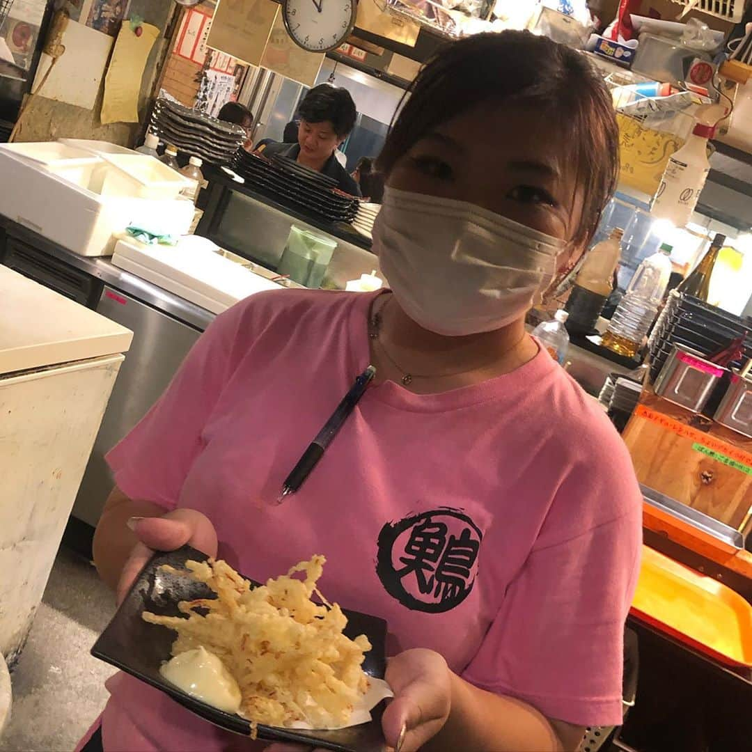 どんがめ三宮総本店さんのインスタグラム写真 - (どんがめ三宮総本店Instagram)「［2020-09-22］マナフィ出勤中。  ラストオーダー(FOOD)まで　あと90分！！  . いまから御来店のインスタフォロワー様には・・・  マナフィの大好物【さきいかの天ぷら】プレゼント♡♡♡  本日22日限定です！！  どんがめへ急げー。  #どんがめ　#無料　#プレゼント　  #写真暗くてごめんなさい」9月22日 22時03分 - dongame_sannomiya