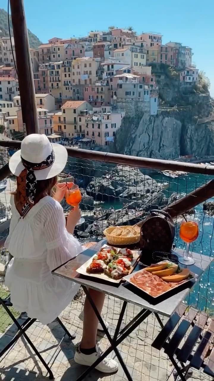 バーボラ・コディトヴァのインスタグラム：「This restaurant in Manarola belongs to one my favourites in the world! The food is so delicious, yet the prices are very fair. And this view? Unbeatable! Follow me on @twisperoffocial to see the name! #TWISPER #Ad」