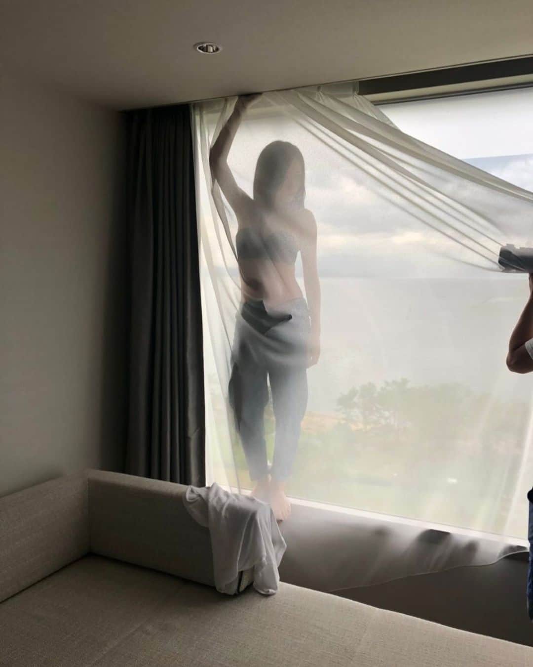 内木志のインスタグラム：「凄いところ立ってる🤣 #こころまち #オフショット #写真集」