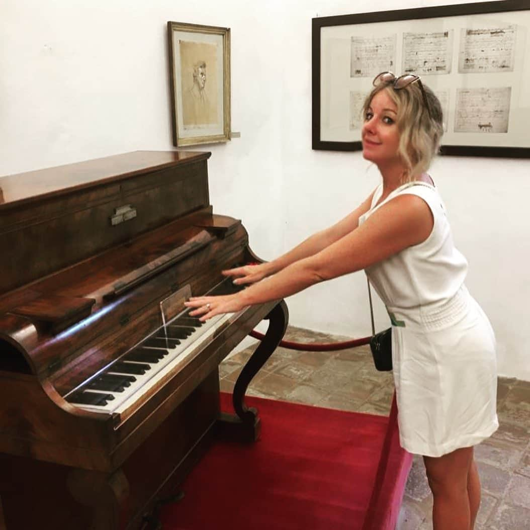 リトル・ブーツさんのインスタグラム写真 - (リトル・ブーツInstagram)「Spent the day of my non wedding a few weeks ago in the house of Frederic Chopin and George Sands in Mallorca. Just a few rooms and small garden with the most beautiful view and his pianino, a mini piano he had built by a local craftsman as his piano from Paris was lost in transit. It was here on this fairly basic instrument in the back of a monastery whilst struggling with Tuberculosis he wrote some of his most famous work, and George wrote the novel and 1830s equivalent of a scathing Tripadvisor review ‘Winter In Majorca’, whilst keeping house with two children. So maybe i’m trying to say something about restrictions or limitations inspiring creativity... with all the new and changing rules it’s easy to feel wobbly and uninspired. But when I look back at the beginning of the year I had no Patreon, no album demos and I could definitely not play any of Chopin’s Preludes. Yet here we are... so hoping whatever the future holds will eventually inspire and push us all to better things even if at moments it really doesn’t feel like it x Also this a very long winded rambling way of telling you I’m doing a live stream gig/ hang out on Thursday at 5pm on Patreon and it makes me feel so connected and inspired it’s wonderful so to anyone who is missing live music and friends please join us 💁🏼‍♀️ Ps. big thanks @jopartysmith for lending us your beautiful pad ❤️ . . . #chopin #georgesands #valldemossa #mallorca #mallorca #pianino #fredericchopin #piano #pianist #inspiration #creatives #winterinmallorca #chopinprelude #nonweddingday #loveisland #romantics #hoplessromantic」9月22日 22時10分 - littlebootsmusic